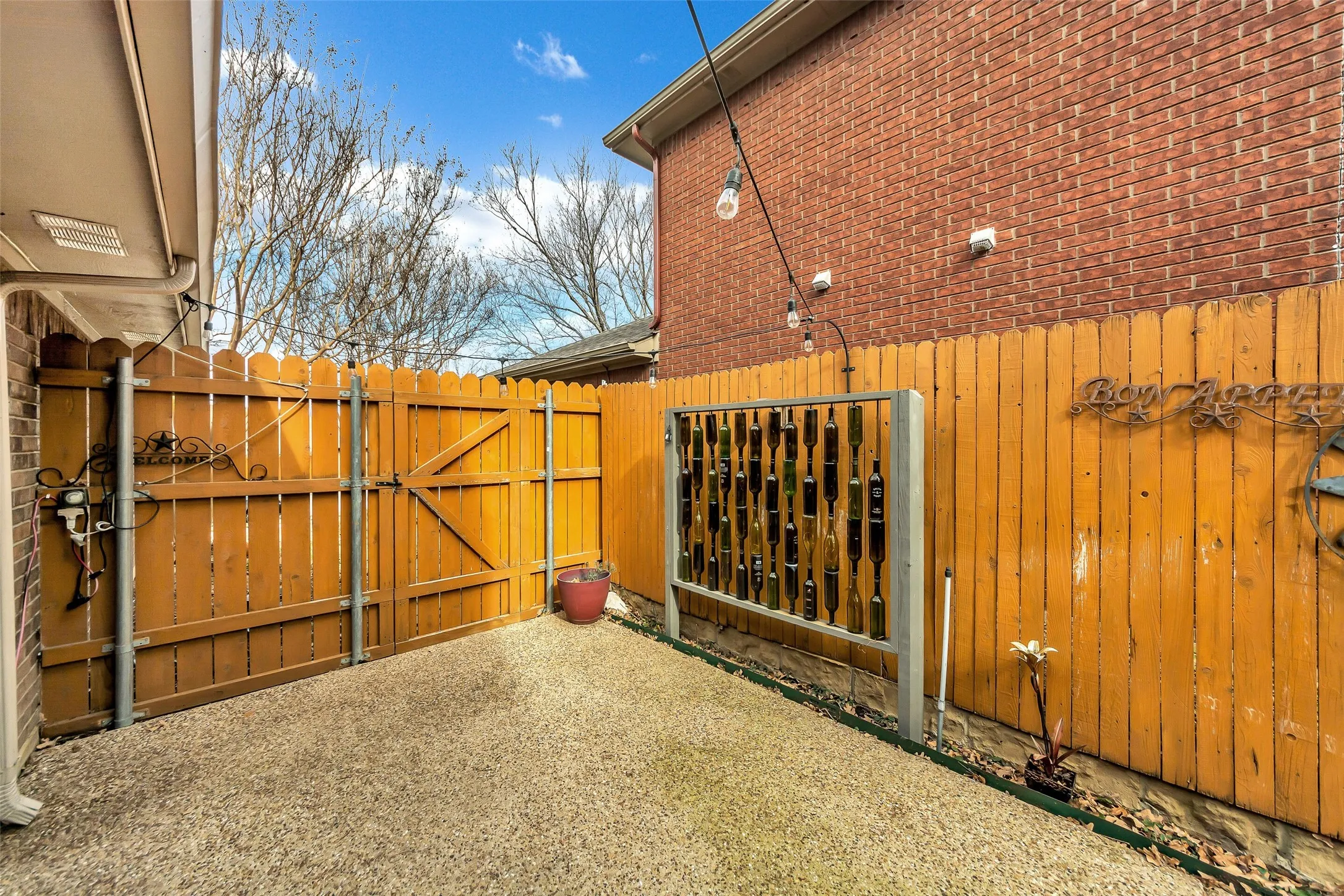 Single Family Residence For Rent in Tarrant County , 1441 Hampton Road, Grapevine, Texas 76051, 3 Bedroom, 2 Bathroom, 2 Garage spaces, 1,288 Sqft, built in 1988, mls#21367569, Real Estate Agent in Grapevine, Homes For Rent in Tarrant county, Homes For Rent in Grapevine, Realtor in Grapevine Texas, Real Estate Brokerage Independent Realty Texas, Luminita Cordes Realtor