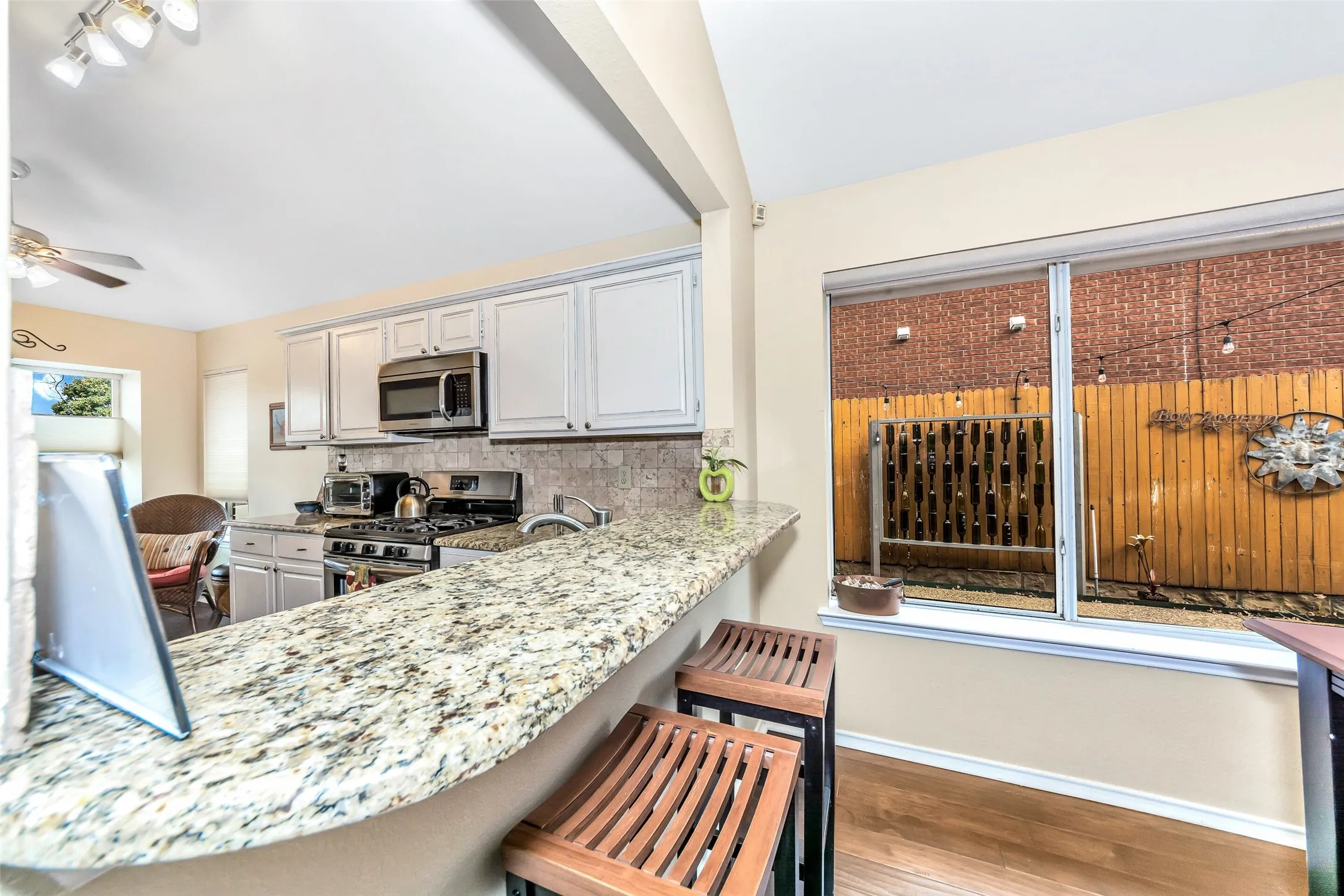 Single Family Residence For Rent in Tarrant County , 1441 Hampton Road, Grapevine, Texas 76051, 3 Bedroom, 2 Bathroom, 2 Garage spaces, 1,288 Sqft, built in 1988, mls#21367569, Real Estate Agent in Grapevine, Homes For Rent in Tarrant county, Homes For Rent in Grapevine, Realtor in Grapevine Texas, Real Estate Brokerage Independent Realty Texas, Luminita Cordes Realtor