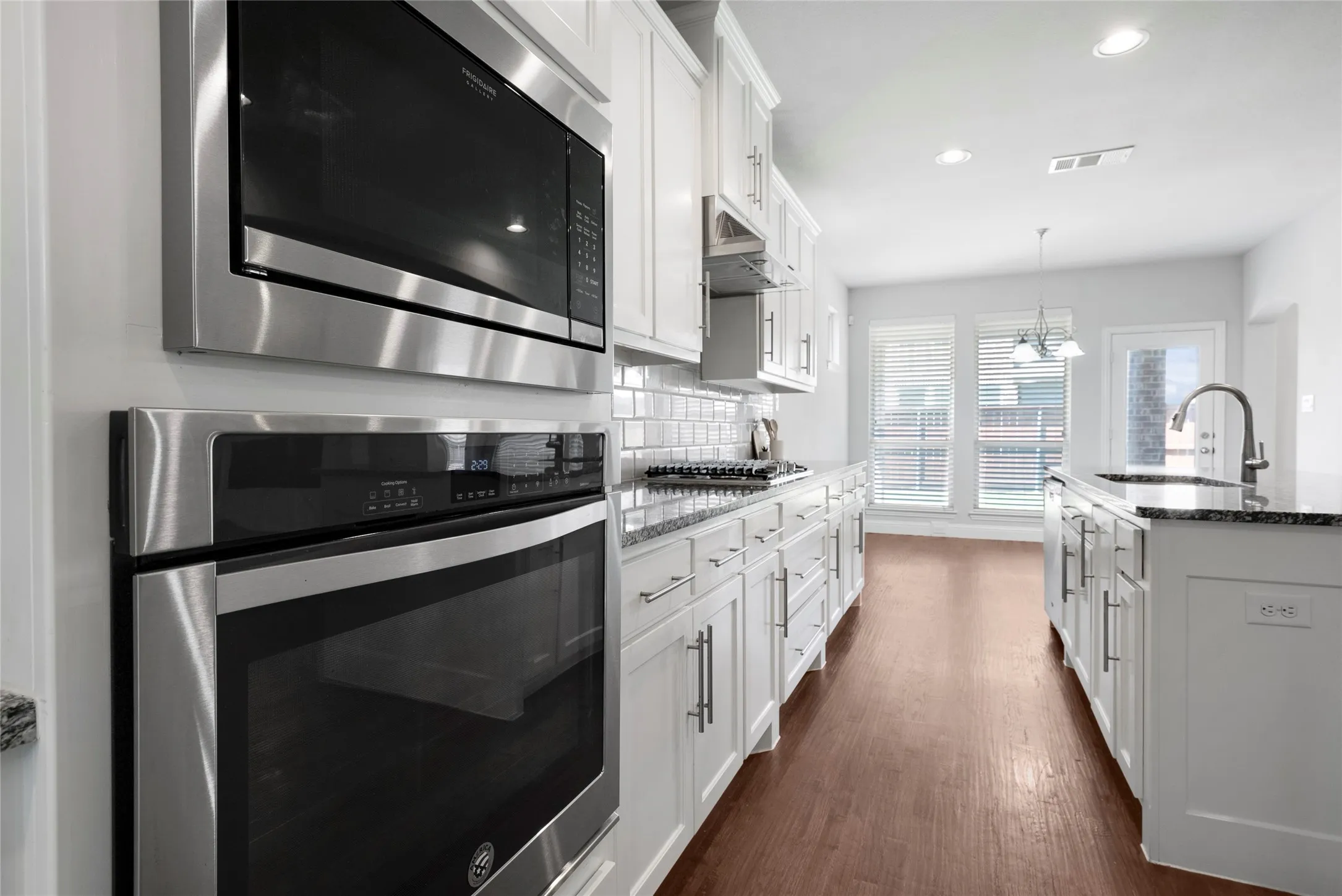 Single Family Residence For Sale in Denton County , 16105 Benbrook Boulevard, Prosper, Texas 75078, 4 Bedroom, 3 Bathroom, 2 Garage spaces, 2,988 Sqft, built in 2017, mls#21363761, Real Estate Agent in Prosper, Homes For Sale in Denton county, Homes For Sale in Prosper, Realtor in Prosper Texas, Real Estate Brokerage Independent Realty Texas, Luminita Cordes Realtor