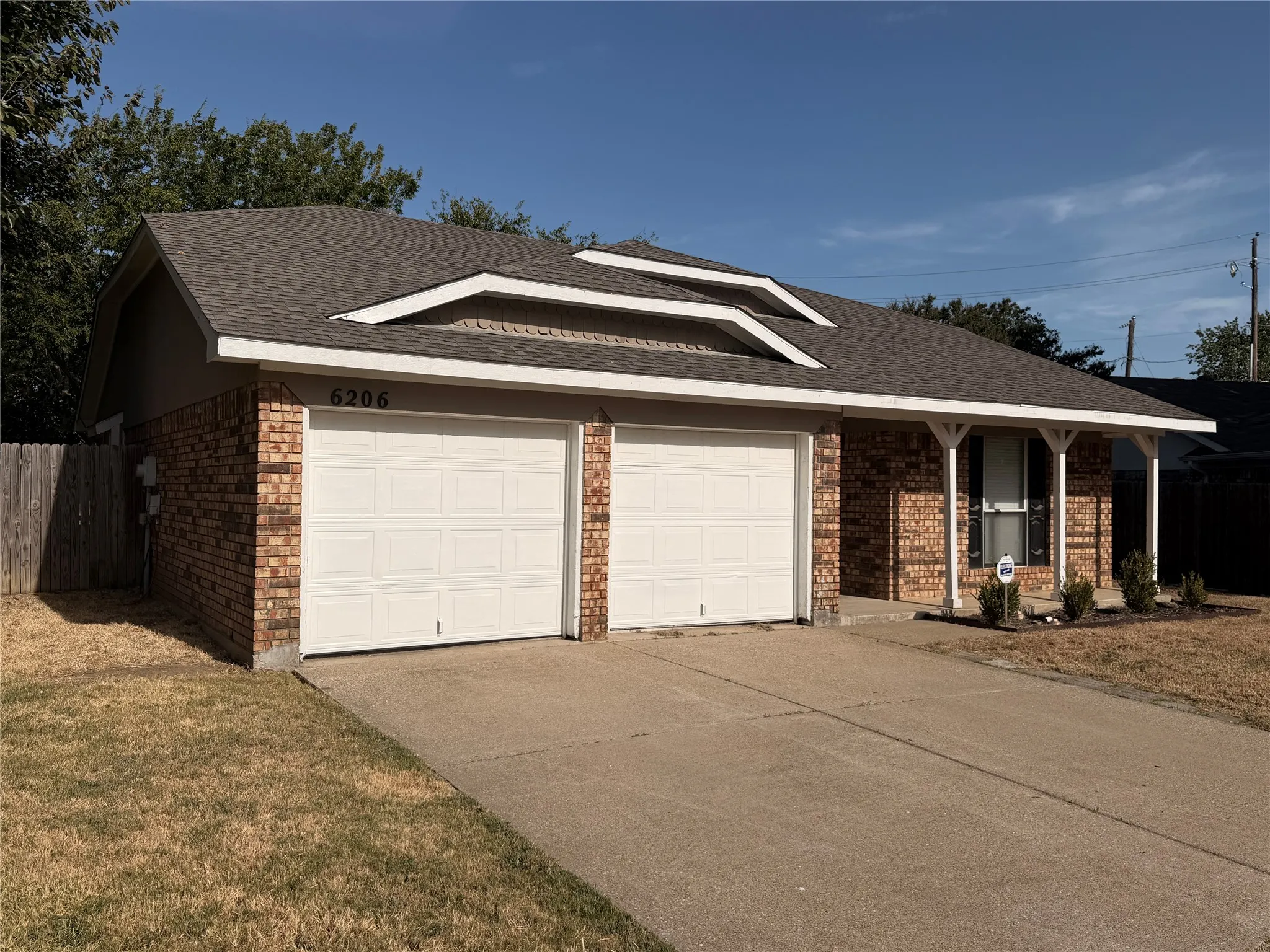 Single Family Residence For Sale in Tarrant County , 6206 Fernwood Drive, Arlington, Texas 76001, 3 Bedroom, 2 Bathroom, 2 Garage spaces, 1,250 Sqft, built in 1985, mls#21366606, Real Estate Agent in Arlington, Homes For Sale in Tarrant county, Homes For Sale in Arlington, Realtor in Arlington Texas, Real Estate Brokerage Independent Realty Texas, Luminita Cordes Realtor