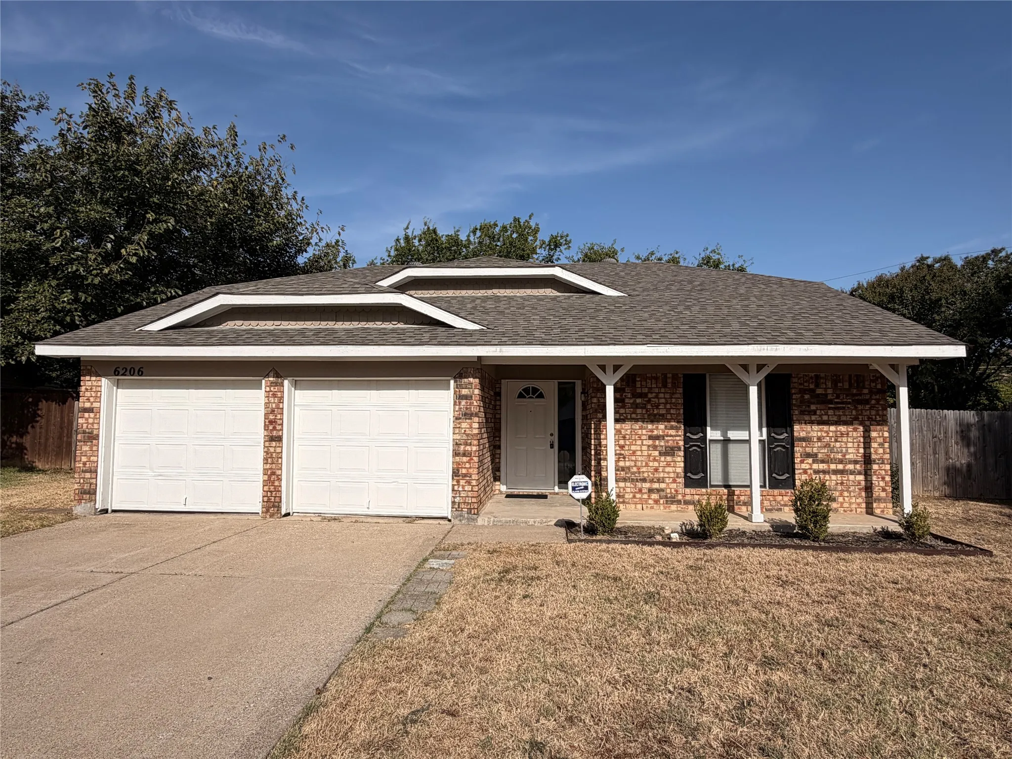 Single Family Residence For Sale in Tarrant County , 6206 Fernwood Drive, Arlington, Texas 76001, 3 Bedroom, 2 Bathroom, 2 Garage spaces, 1,250 Sqft, built in 1985, mls#21366606, Real Estate Agent in Arlington, Homes For Sale in Tarrant county, Homes For Sale in Arlington, Realtor in Arlington Texas, Real Estate Brokerage Independent Realty Texas, Luminita Cordes Realtor