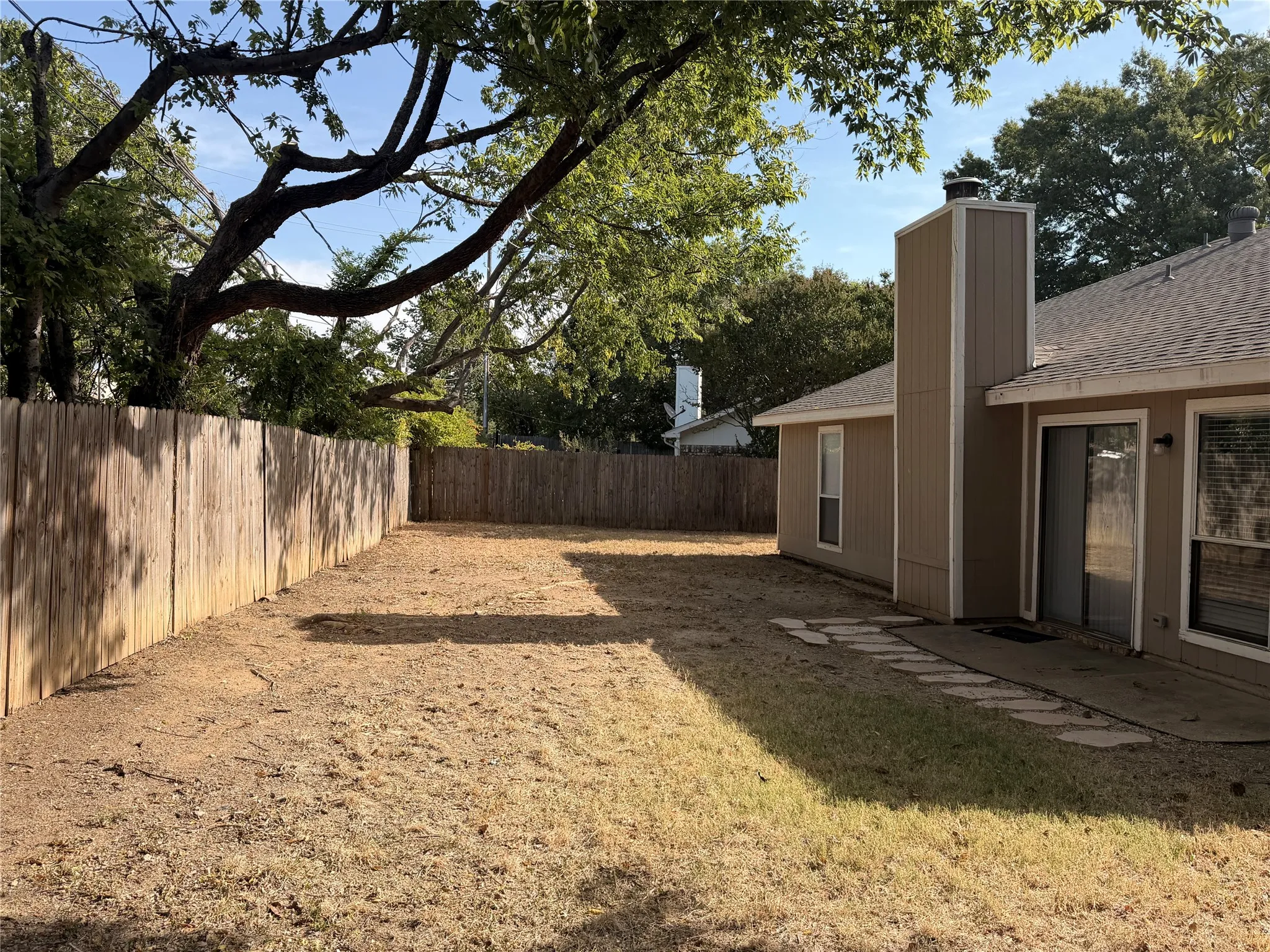 Single Family Residence For Sale in Tarrant County , 6206 Fernwood Drive, Arlington, Texas 76001, 3 Bedroom, 2 Bathroom, 2 Garage spaces, 1,250 Sqft, built in 1985, mls#21366606, Real Estate Agent in Arlington, Homes For Sale in Tarrant county, Homes For Sale in Arlington, Realtor in Arlington Texas, Real Estate Brokerage Independent Realty Texas, Luminita Cordes Realtor