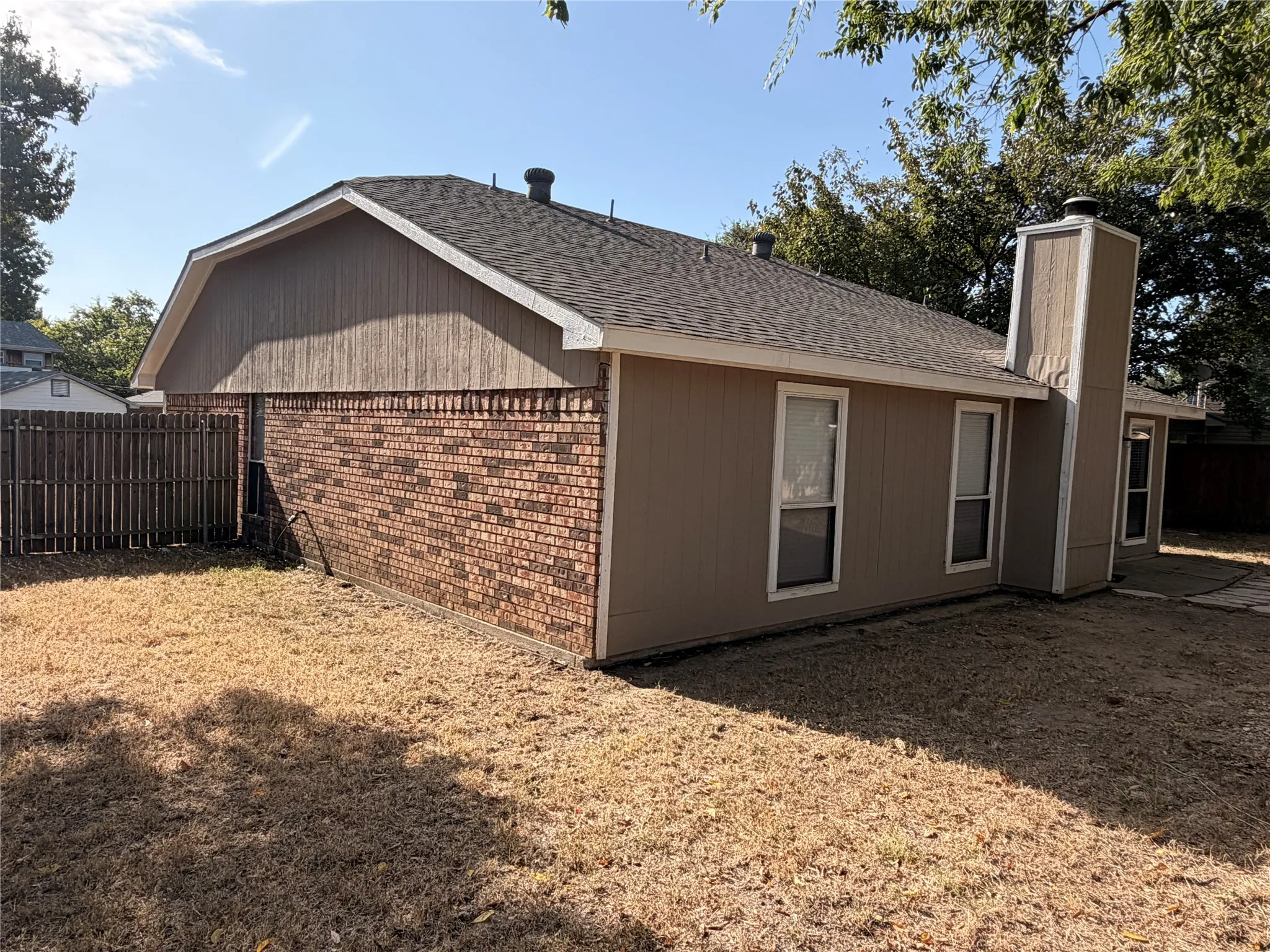 Single Family Residence For Sale in Tarrant County , 6206 Fernwood Drive, Arlington, Texas 76001, 3 Bedroom, 2 Bathroom, 2 Garage spaces, 1,250 Sqft, built in 1985, mls#21366606, Real Estate Agent in Arlington, Homes For Sale in Tarrant county, Homes For Sale in Arlington, Realtor in Arlington Texas, Real Estate Brokerage Independent Realty Texas, Luminita Cordes Realtor