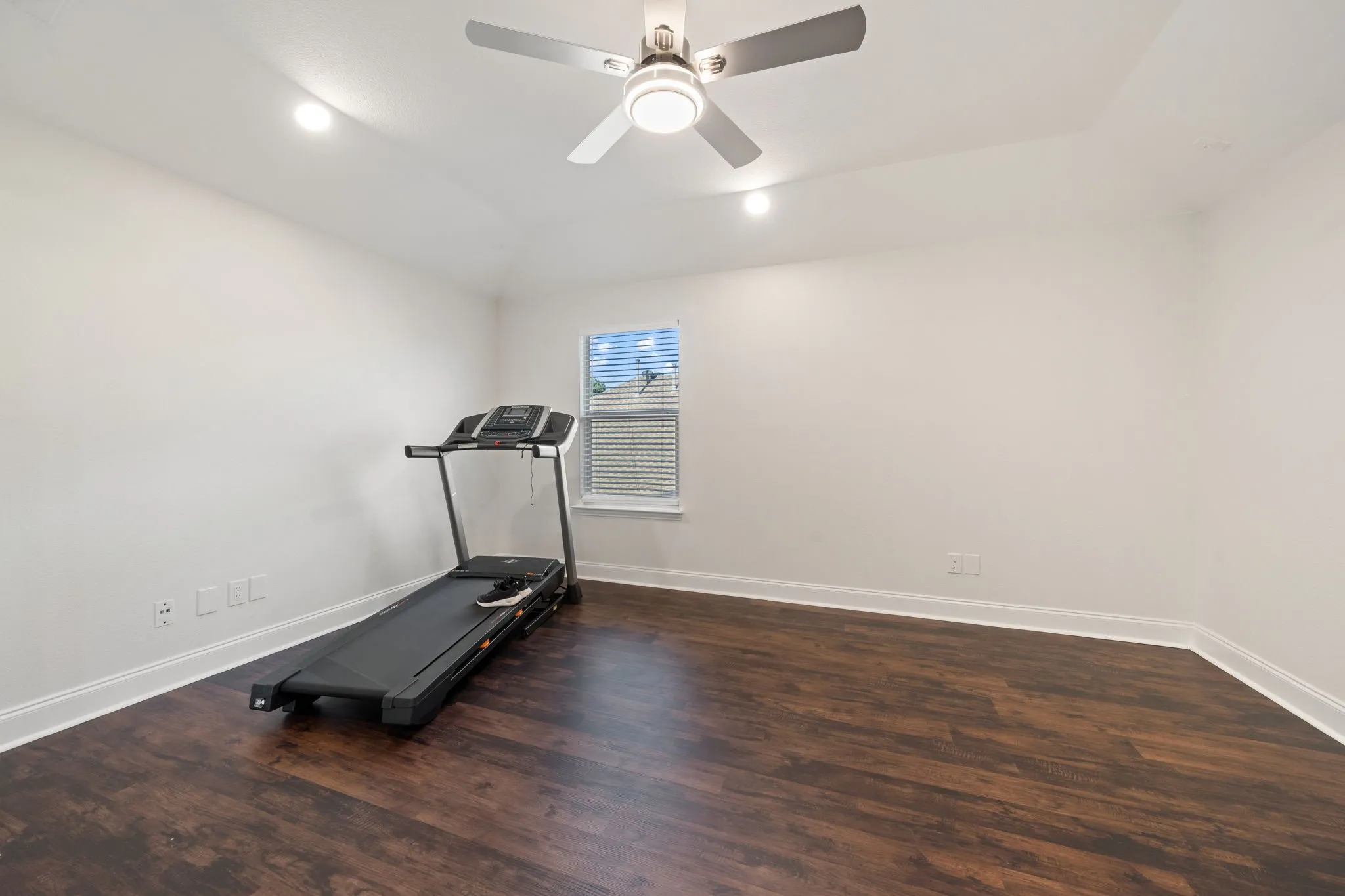 Single Family Residence For Sale in Denton County , 2308 Sunshine Drive, Little Elm, Texas 75068, 5 Bedroom, 3 Bathroom, 3 Garage spaces, 2,639 Sqft, built in 2005, mls#21362256, Real Estate Agent in Little Elm, Homes For Sale in Denton county, Homes For Sale in Little Elm, Realtor in Little Elm Texas, Real Estate Brokerage Independent Realty Texas, Luminita Cordes Realtor