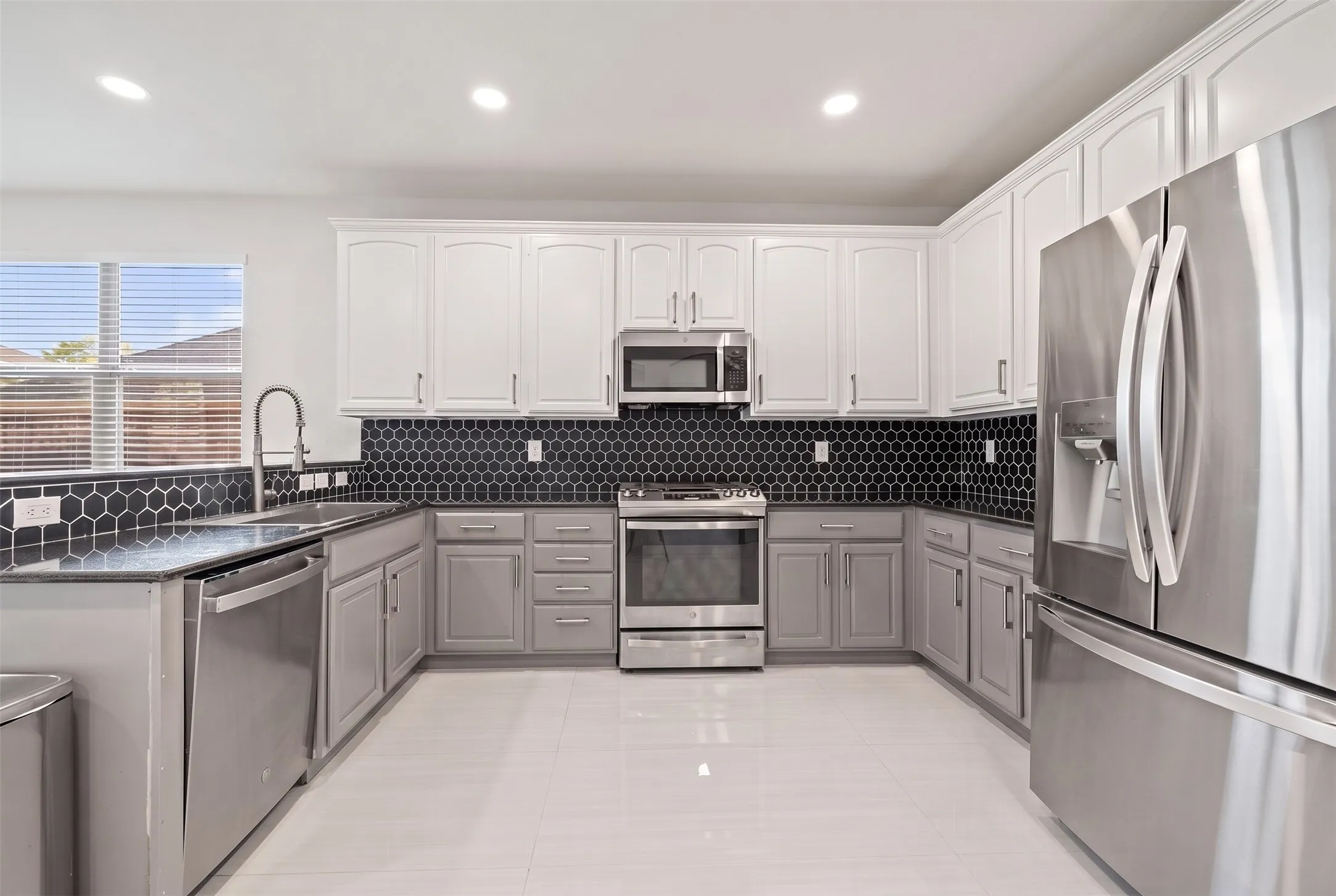 Single Family Residence For Sale in Denton County , 2308 Sunshine Drive, Little Elm, Texas 75068, 5 Bedroom, 3 Bathroom, 3 Garage spaces, 2,639 Sqft, built in 2005, mls#21362256, Real Estate Agent in Little Elm, Homes For Sale in Denton county, Homes For Sale in Little Elm, Realtor in Little Elm Texas, Real Estate Brokerage Independent Realty Texas, Luminita Cordes Realtor