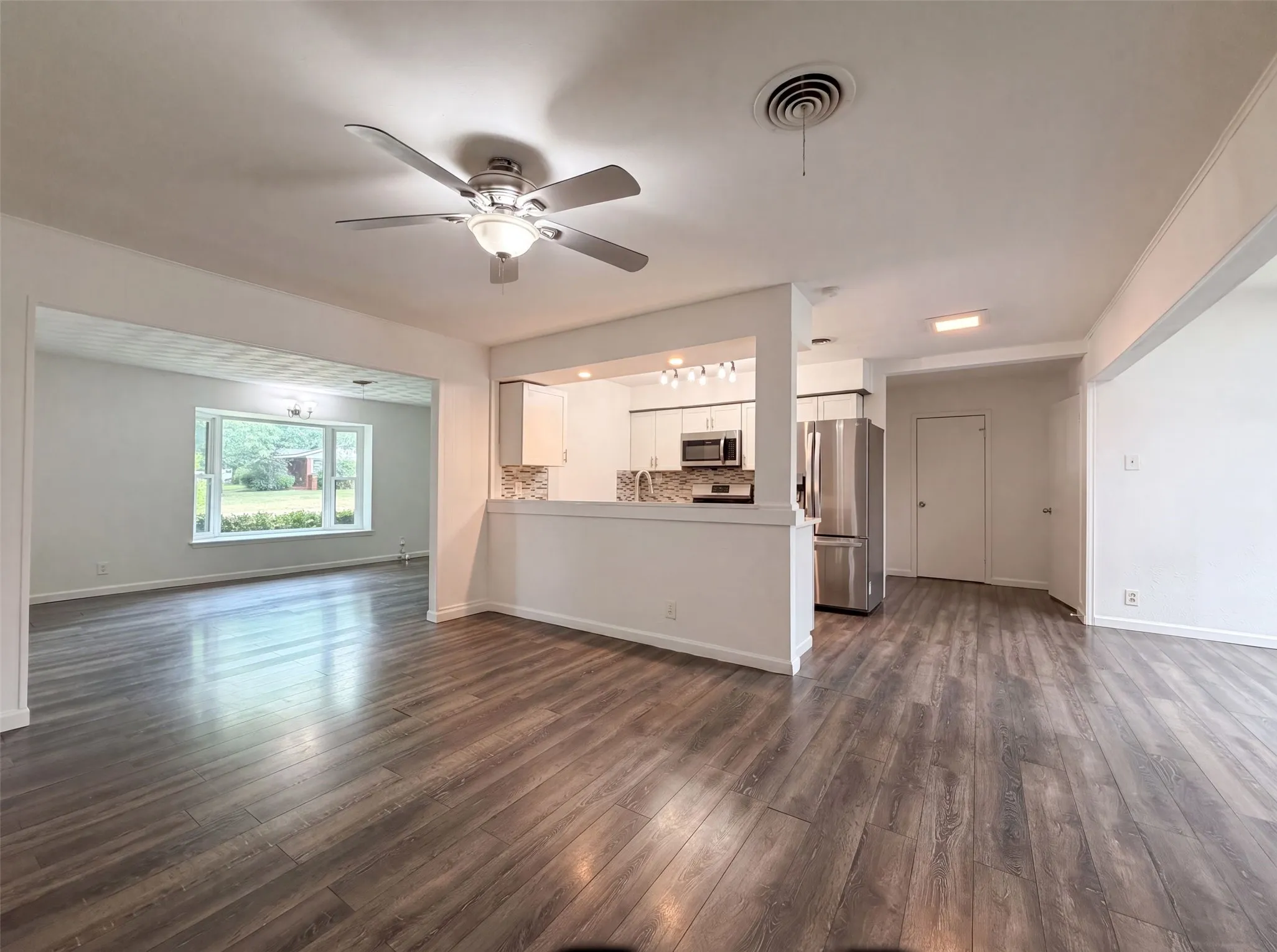 Single Family Residence For Sale in Tarrant County , 1805 Brookview Drive, Arlington, Texas 76010, 4 Bedroom, 2 Bathroom, 2 Garage spaces, 1,790 Sqft, built in 1959, mls#21367644, Real Estate Agent in Arlington, Homes For Sale in Tarrant county, Homes For Sale in Arlington, Realtor in Arlington Texas, Real Estate Brokerage Independent Realty Texas, Luminita Cordes Realtor