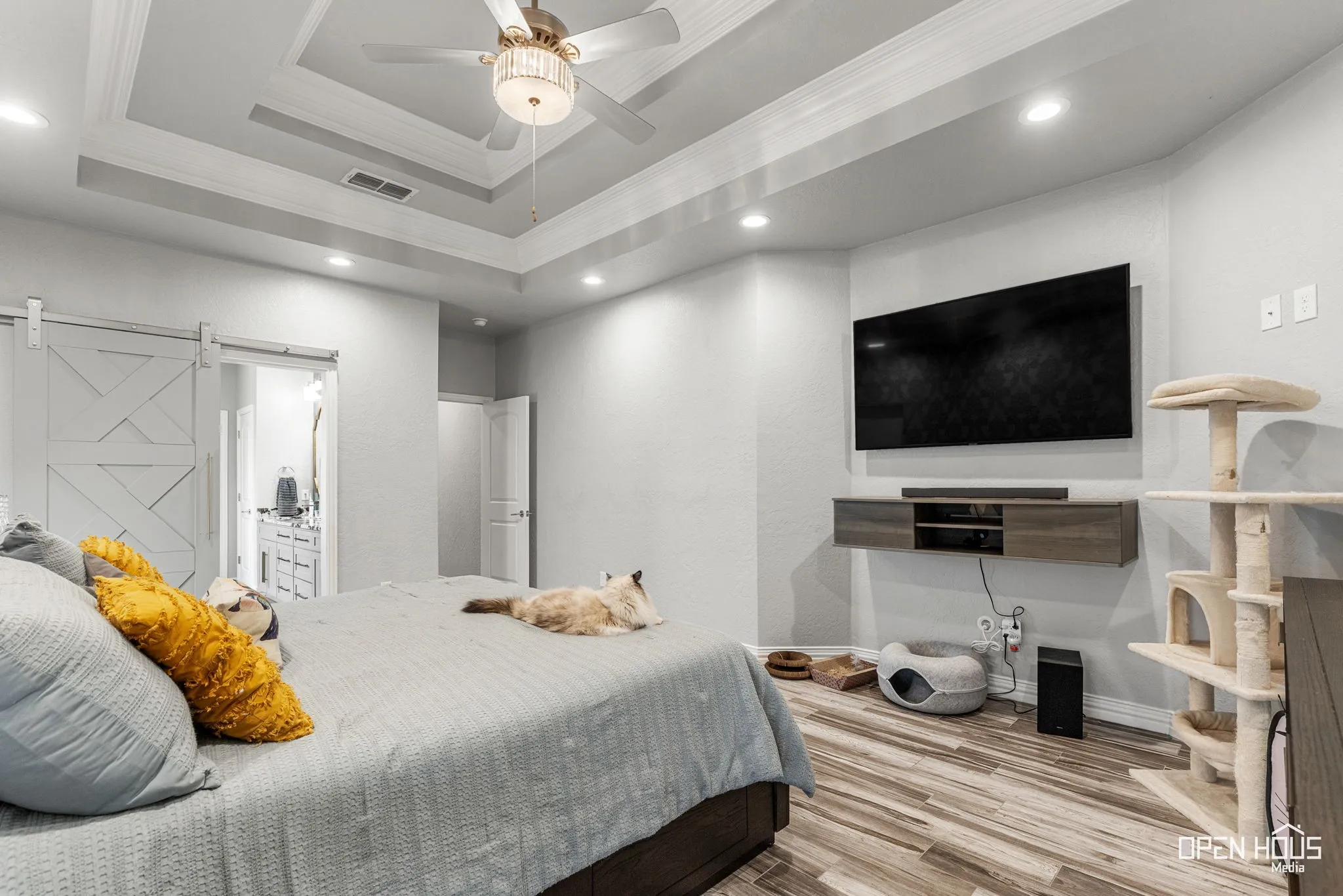 Tray ceiling with recessed lighting and a ceiling fan