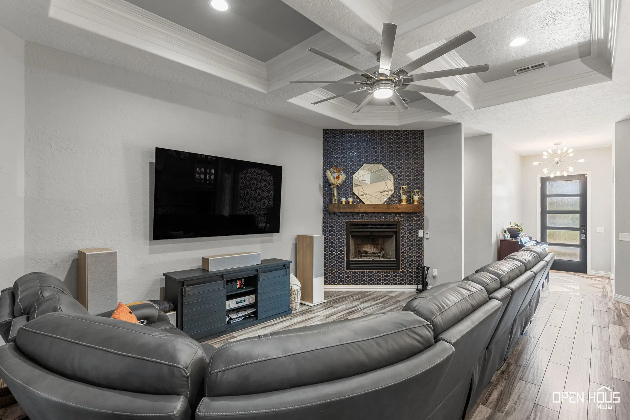 Tray ceiling with recessed lighting and a ceiling fan