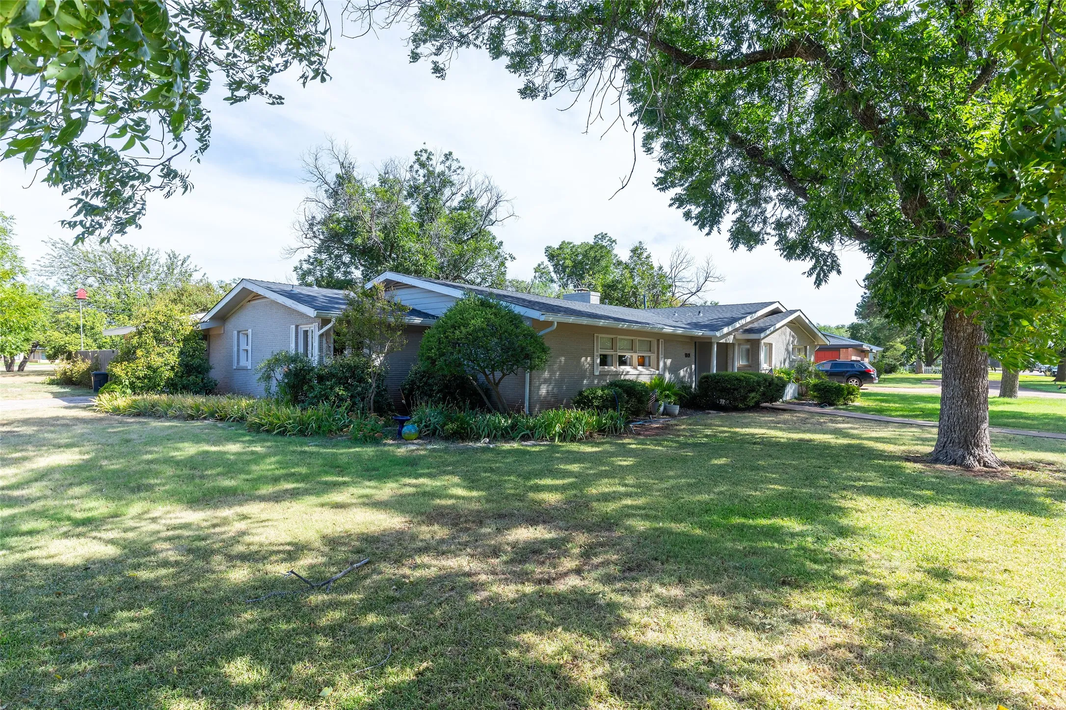 Single Family Residence For Sale in Taylor County , 1801 Sylvan Drive, Abilene, Texas 79605, 3 Bedroom, 2 Bathroom, 2 Garage spaces, 2,695 Sqft, built in 1955, mls#21362672, Real Estate Agent in Abilene, Homes For Sale in Taylor county, Homes For Sale in Abilene, Realtor in Abilene Texas, Real Estate Brokerage Independent Realty Texas, Luminita Cordes Realtor