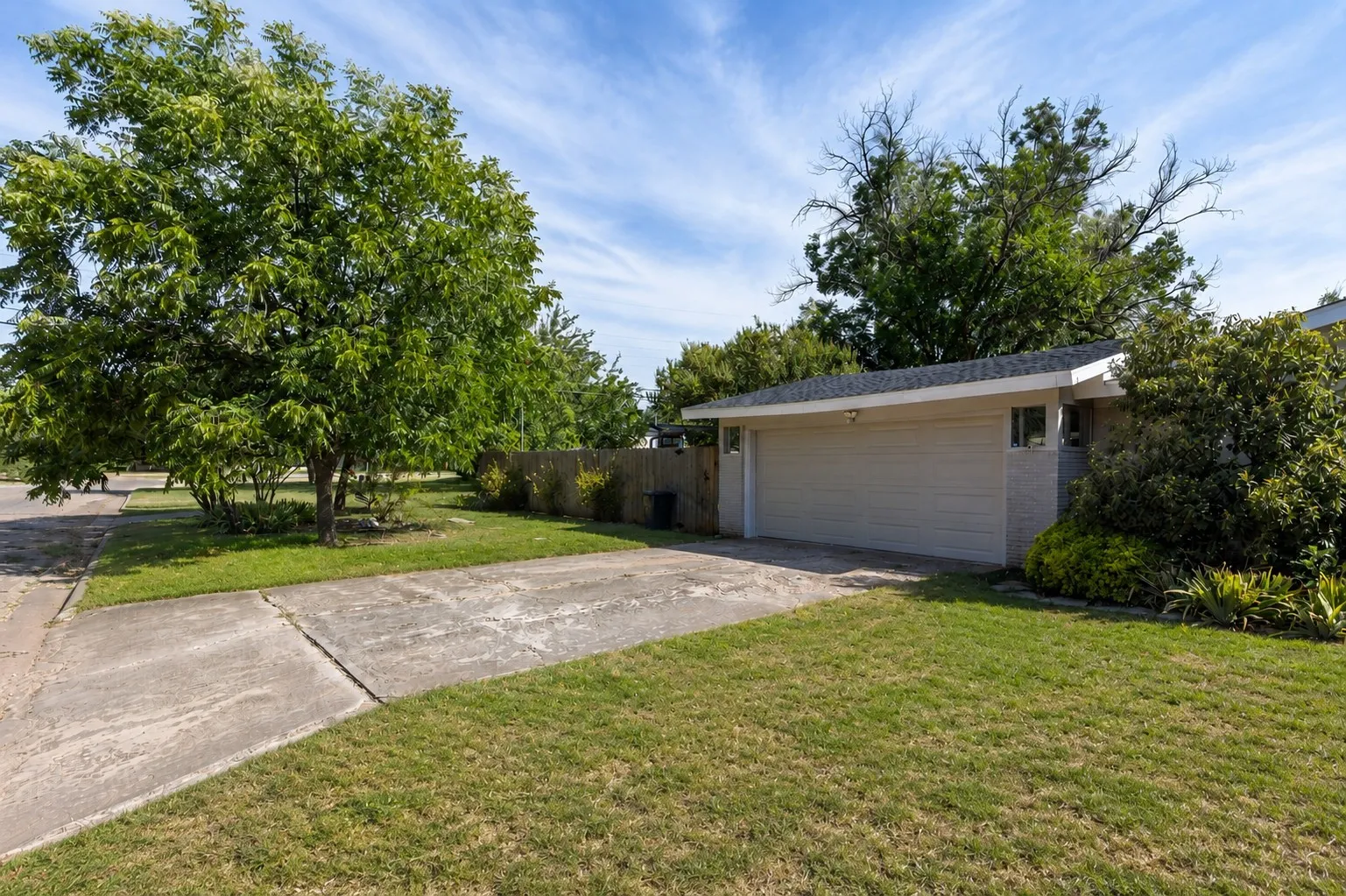 Single Family Residence For Sale in Taylor County , 1801 Sylvan Drive, Abilene, Texas 79605, 3 Bedroom, 2 Bathroom, 2 Garage spaces, 2,695 Sqft, built in 1955, mls#21362672, Real Estate Agent in Abilene, Homes For Sale in Taylor county, Homes For Sale in Abilene, Realtor in Abilene Texas, Real Estate Brokerage Independent Realty Texas, Luminita Cordes Realtor