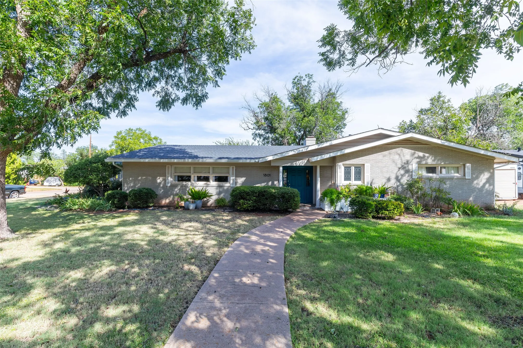 Single Family Residence For Sale in Taylor County , 1801 Sylvan Drive, Abilene, Texas 79605, 3 Bedroom, 2 Bathroom, 2 Garage spaces, 2,695 Sqft, built in 1955, mls#21362672, Real Estate Agent in Abilene, Homes For Sale in Taylor county, Homes For Sale in Abilene, Realtor in Abilene Texas, Real Estate Brokerage Independent Realty Texas, Luminita Cordes Realtor