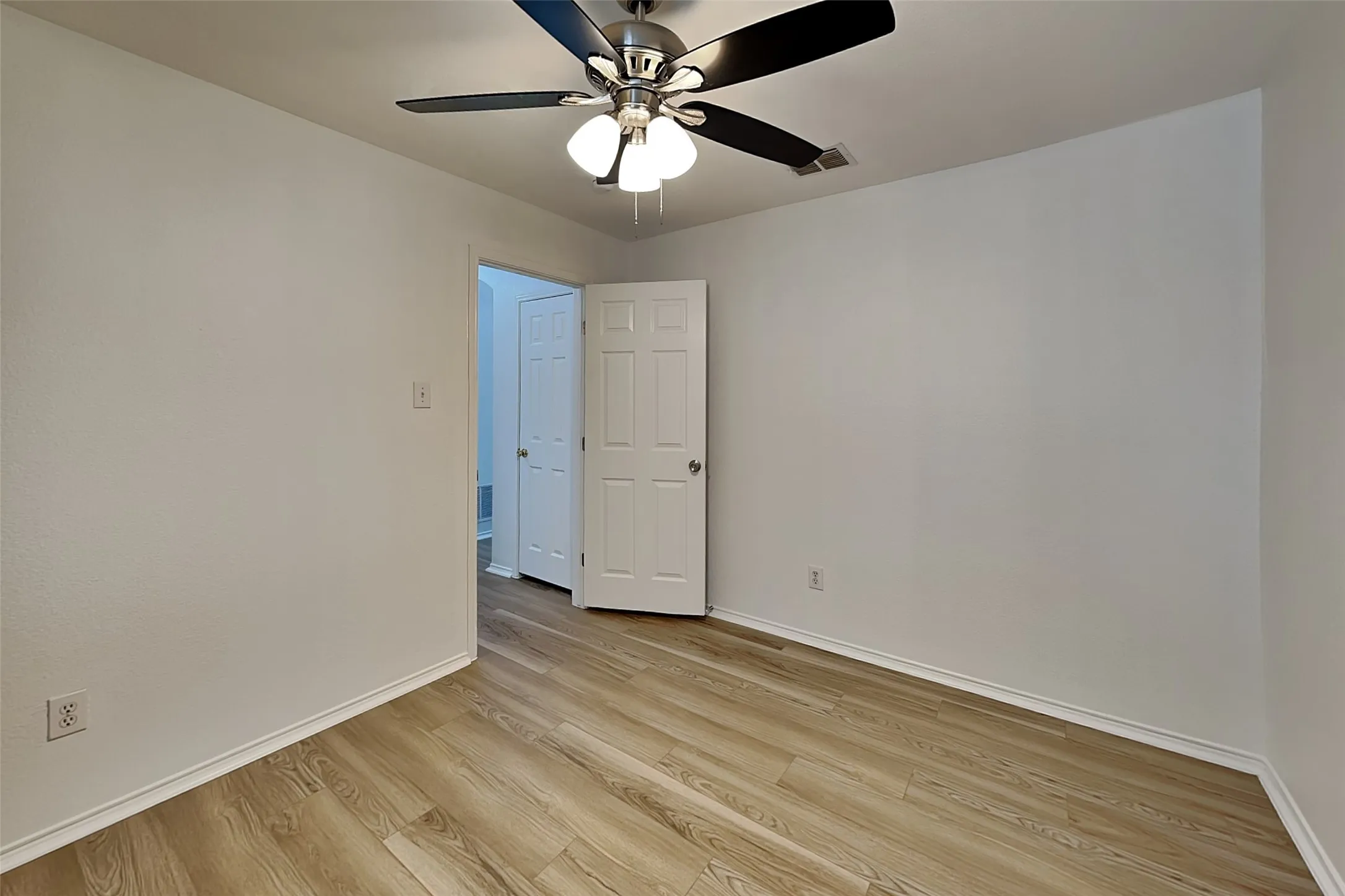 Single Family Residence For Rent in Tarrant County , 2729 Mountain Lion Drive, Fort Worth, Texas 76244, 3 Bedroom, 2 Bathroom, 2 Garage spaces, 1,438 Sqft, built in 2005, mls#21367261, Real Estate Agent in Fort Worth, Homes For Rent in Tarrant county, Homes For Rent in Fort Worth, Realtor in Fort Worth Texas, Real Estate Brokerage Independent Realty Texas, Luminita Cordes Realtor