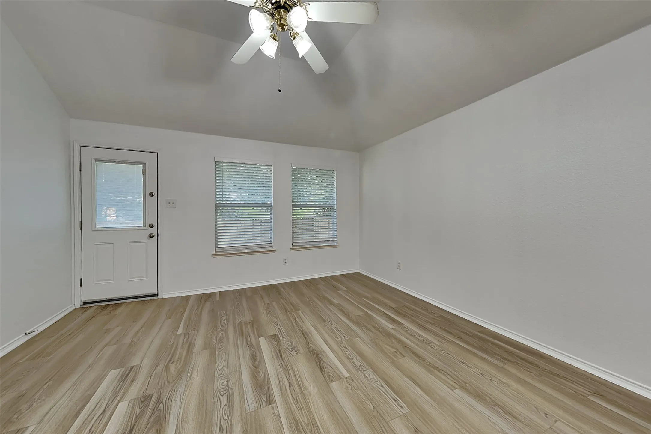 Single Family Residence For Rent in Tarrant County , 2729 Mountain Lion Drive, Fort Worth, Texas 76244, 3 Bedroom, 2 Bathroom, 2 Garage spaces, 1,438 Sqft, built in 2005, mls#21367261, Real Estate Agent in Fort Worth, Homes For Rent in Tarrant county, Homes For Rent in Fort Worth, Realtor in Fort Worth Texas, Real Estate Brokerage Independent Realty Texas, Luminita Cordes Realtor