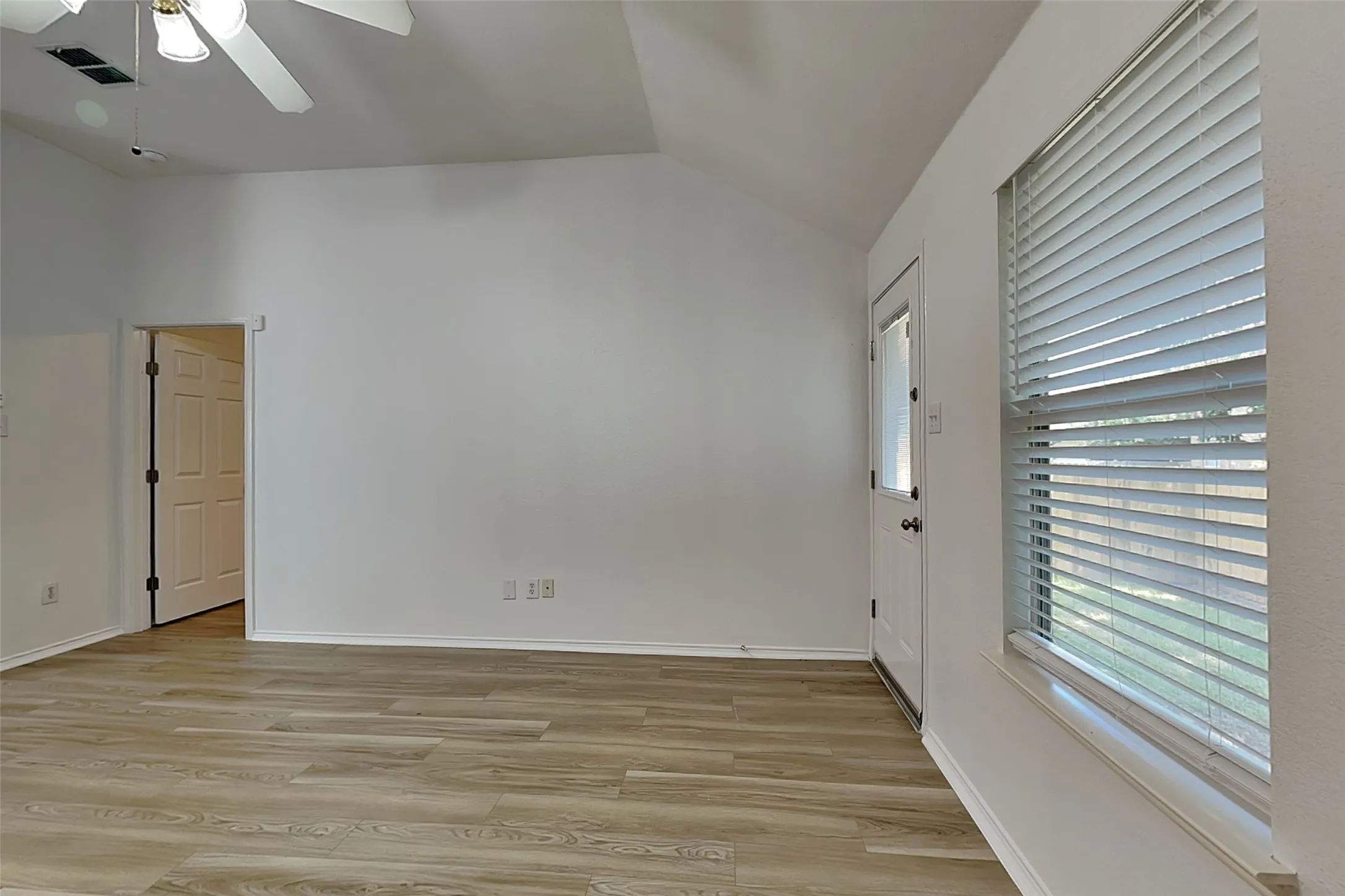 Single Family Residence For Rent in Tarrant County , 2729 Mountain Lion Drive, Fort Worth, Texas 76244, 3 Bedroom, 2 Bathroom, 2 Garage spaces, 1,438 Sqft, built in 2005, mls#21367261, Real Estate Agent in Fort Worth, Homes For Rent in Tarrant county, Homes For Rent in Fort Worth, Realtor in Fort Worth Texas, Real Estate Brokerage Independent Realty Texas, Luminita Cordes Realtor