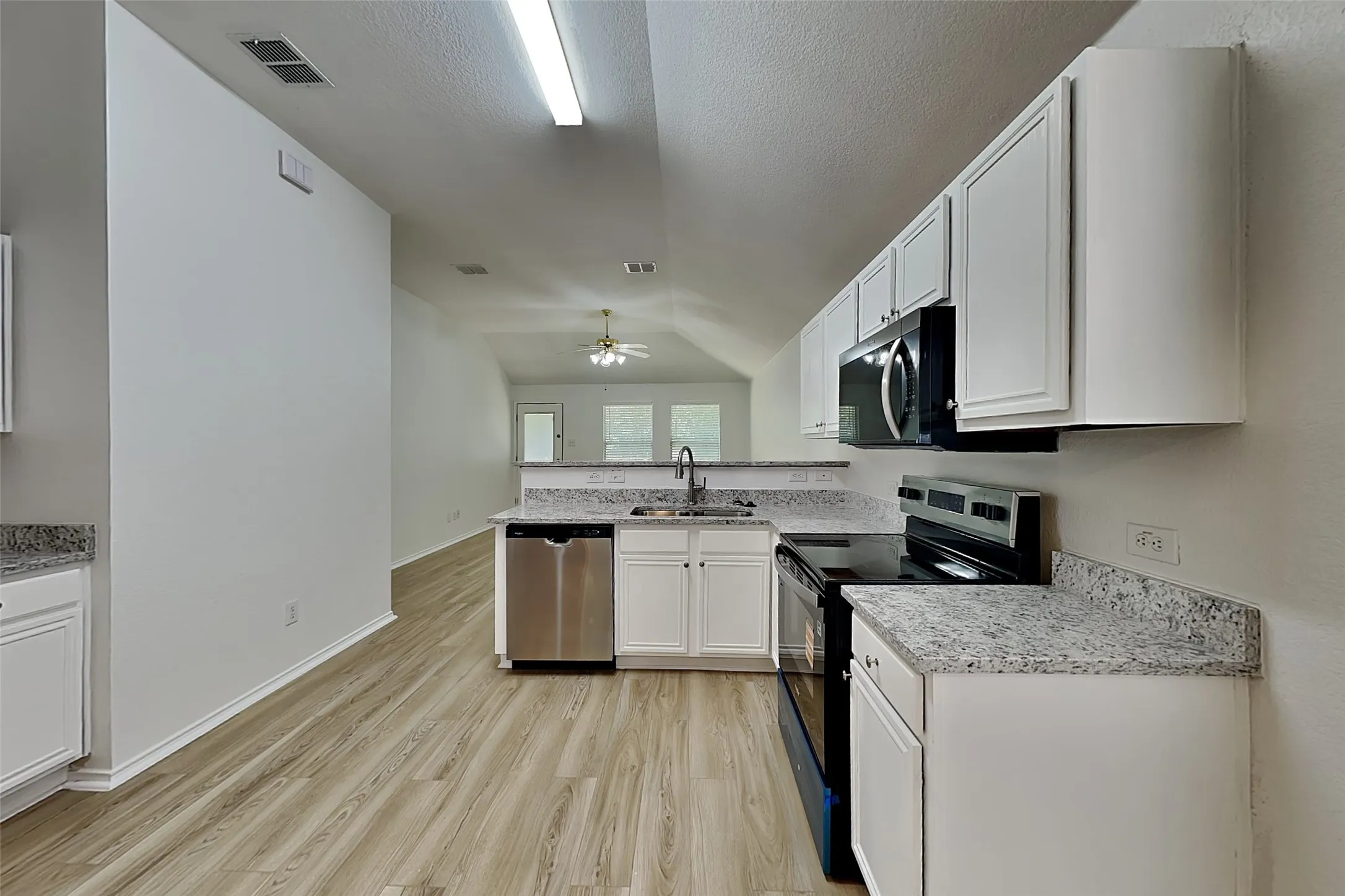 Single Family Residence For Rent in Tarrant County , 2729 Mountain Lion Drive, Fort Worth, Texas 76244, 3 Bedroom, 2 Bathroom, 2 Garage spaces, 1,438 Sqft, built in 2005, mls#21367261, Real Estate Agent in Fort Worth, Homes For Rent in Tarrant county, Homes For Rent in Fort Worth, Realtor in Fort Worth Texas, Real Estate Brokerage Independent Realty Texas, Luminita Cordes Realtor
