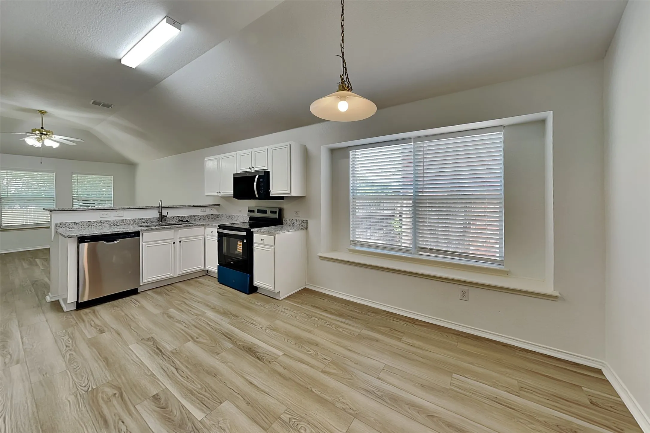 Single Family Residence For Rent in Tarrant County , 2729 Mountain Lion Drive, Fort Worth, Texas 76244, 3 Bedroom, 2 Bathroom, 2 Garage spaces, 1,438 Sqft, built in 2005, mls#21367261, Real Estate Agent in Fort Worth, Homes For Rent in Tarrant county, Homes For Rent in Fort Worth, Realtor in Fort Worth Texas, Real Estate Brokerage Independent Realty Texas, Luminita Cordes Realtor