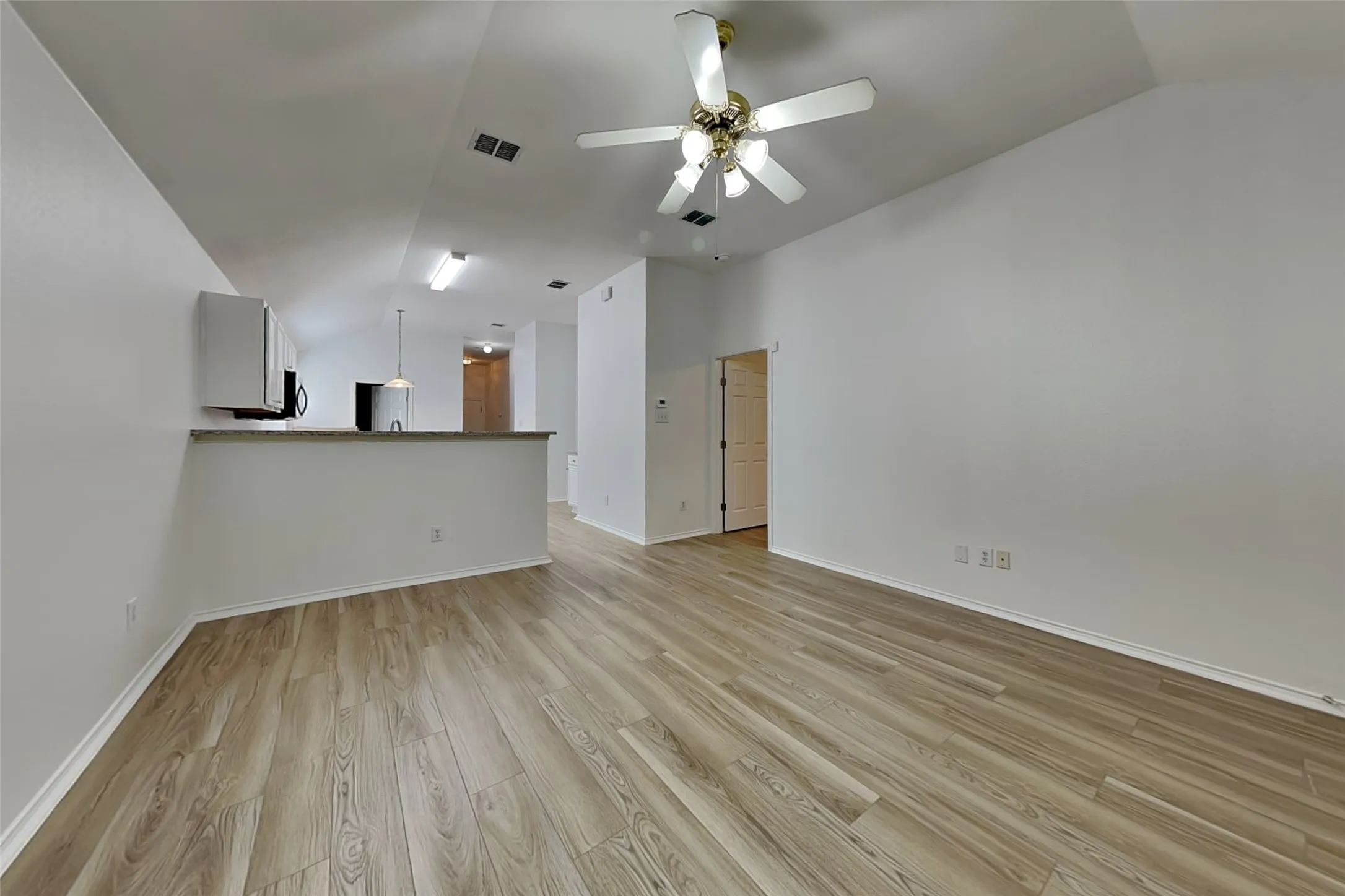 Single Family Residence For Rent in Tarrant County , 2729 Mountain Lion Drive, Fort Worth, Texas 76244, 3 Bedroom, 2 Bathroom, 2 Garage spaces, 1,438 Sqft, built in 2005, mls#21367261, Real Estate Agent in Fort Worth, Homes For Rent in Tarrant county, Homes For Rent in Fort Worth, Realtor in Fort Worth Texas, Real Estate Brokerage Independent Realty Texas, Luminita Cordes Realtor