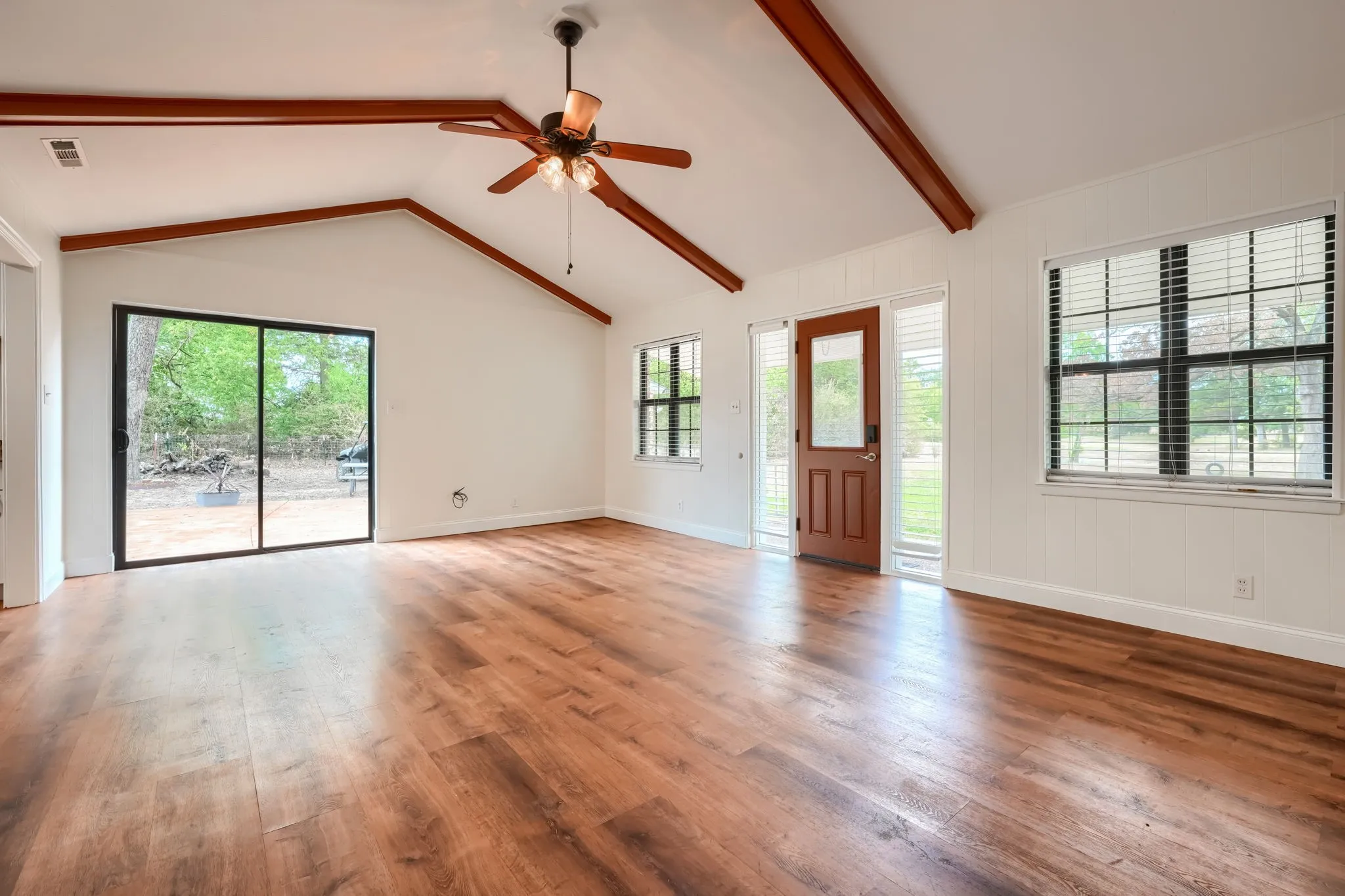 Single Family Residence For Sale in Van Zandt County , 1078 1st Monday Lane, Canton, Texas 75103, 2 Bedroom, 2 Bathroom, Garage spaces, 1,368 Sqft, built in 1973, mls#21367034, Real Estate Agent in Canton, Homes For Sale in Van Zandt county, Homes For Sale in Canton, Realtor in Canton Texas, Real Estate Brokerage Independent Realty Texas, Luminita Cordes Realtor