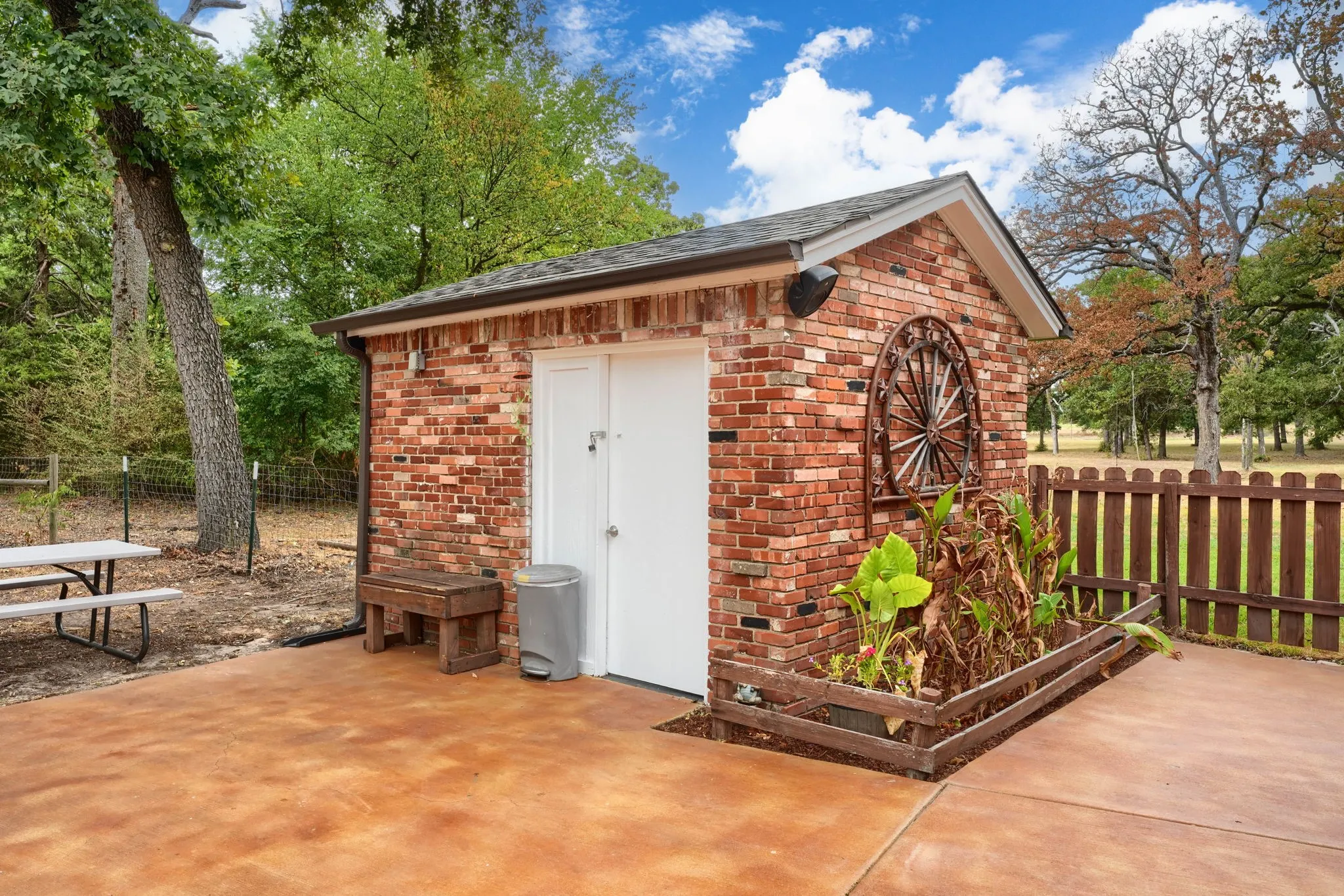 Single Family Residence For Sale in Van Zandt County , 1078 1st Monday Lane, Canton, Texas 75103, 2 Bedroom, 2 Bathroom, Garage spaces, 1,368 Sqft, built in 1973, mls#21367034, Real Estate Agent in Canton, Homes For Sale in Van Zandt county, Homes For Sale in Canton, Realtor in Canton Texas, Real Estate Brokerage Independent Realty Texas, Luminita Cordes Realtor