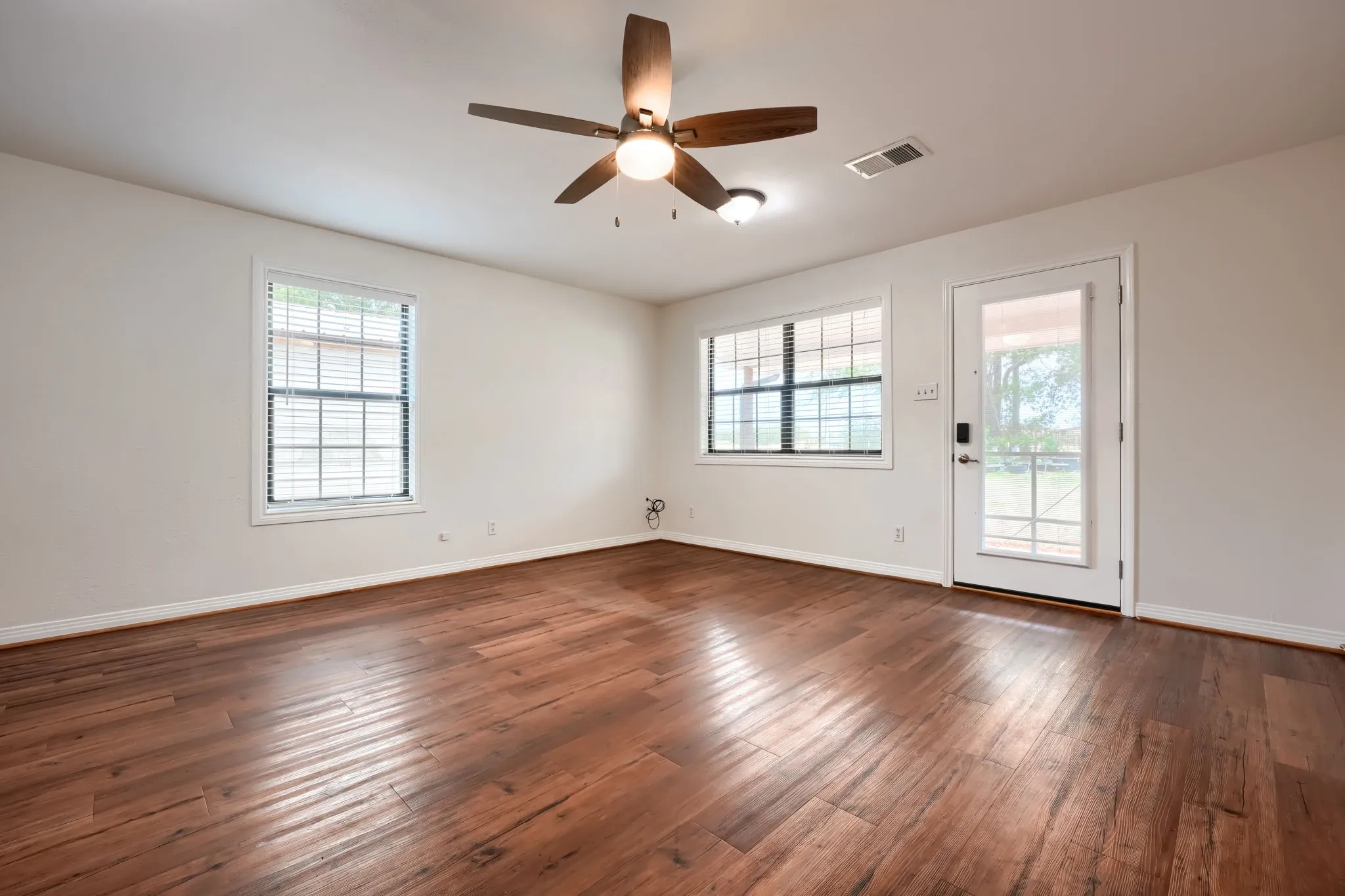 Single Family Residence For Sale in Van Zandt County , 1078 1st Monday Lane, Canton, Texas 75103, 2 Bedroom, 2 Bathroom, Garage spaces, 1,368 Sqft, built in 1973, mls#21367034, Real Estate Agent in Canton, Homes For Sale in Van Zandt county, Homes For Sale in Canton, Realtor in Canton Texas, Real Estate Brokerage Independent Realty Texas, Luminita Cordes Realtor