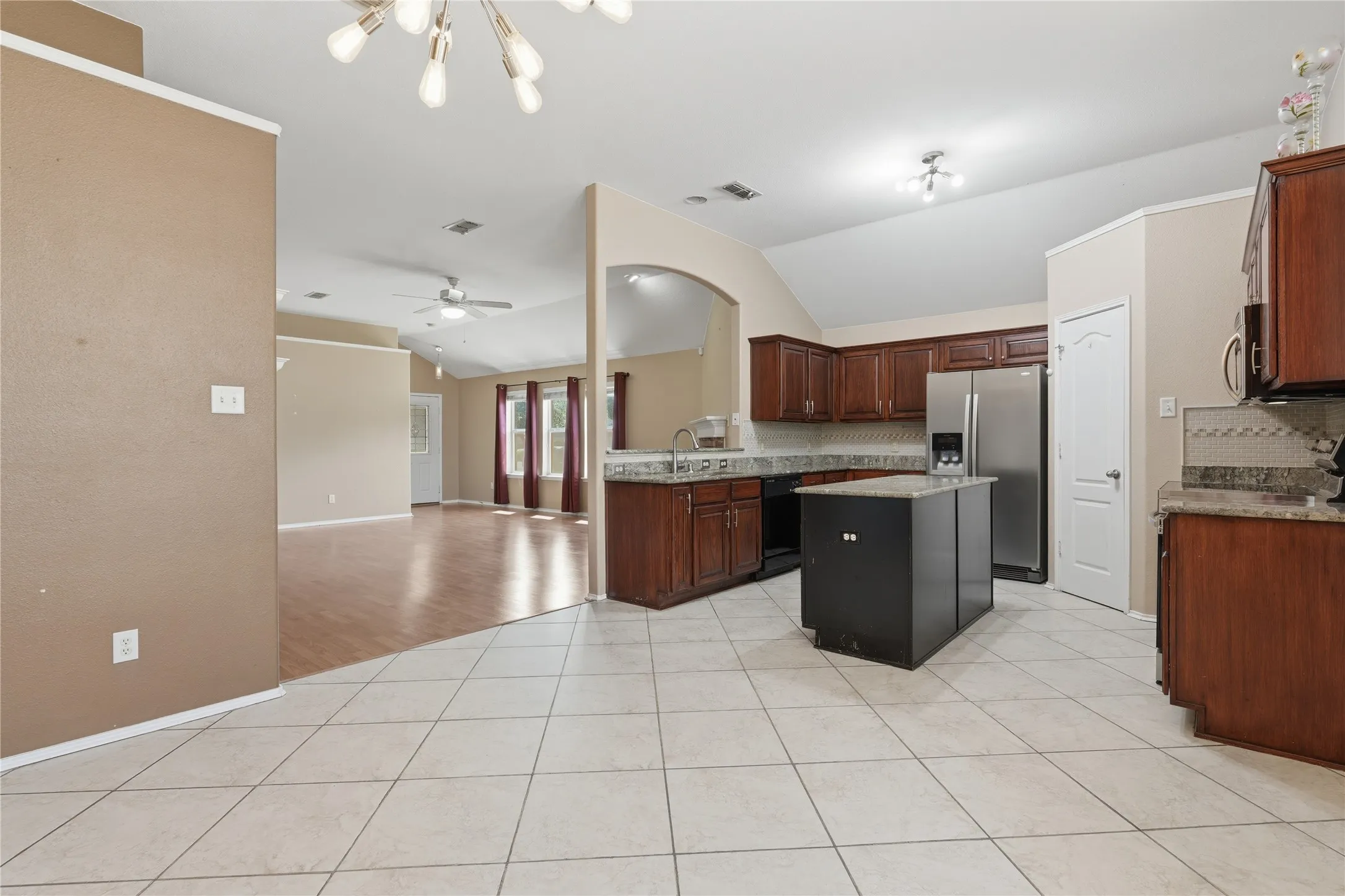 Single Family Residence For Sale in Tarrant County , 1104 Deedee Creek Drive, Euless, Texas 76040, 4 Bedroom, 2 Bathroom, 2 Garage spaces, 1,830 Sqft, built in 2003, mls#21367344, Real Estate Agent in Euless, Homes For Sale in Tarrant county, Homes For Sale in Euless, Realtor in Euless Texas, Real Estate Brokerage Independent Realty Texas, Luminita Cordes Realtor