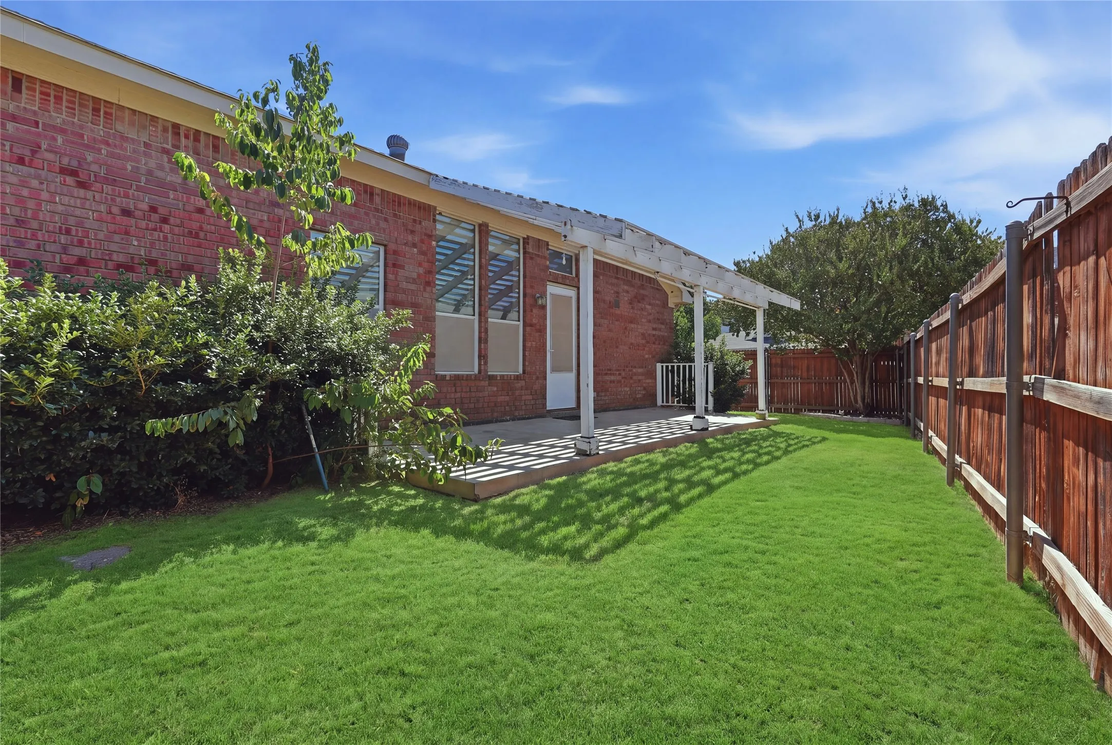 Single Family Residence For Sale in Tarrant County , 1104 Deedee Creek Drive, Euless, Texas 76040, 4 Bedroom, 2 Bathroom, 2 Garage spaces, 1,830 Sqft, built in 2003, mls#21367344, Real Estate Agent in Euless, Homes For Sale in Tarrant county, Homes For Sale in Euless, Realtor in Euless Texas, Real Estate Brokerage Independent Realty Texas, Luminita Cordes Realtor