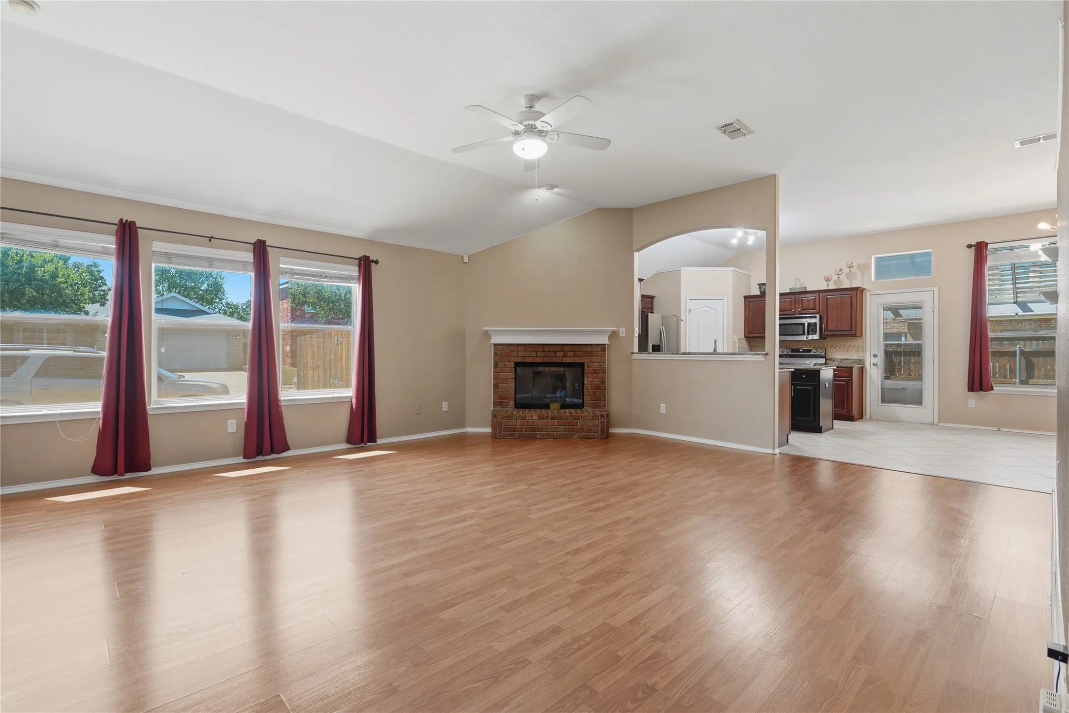 Single Family Residence For Sale in Tarrant County , 1104 Deedee Creek Drive, Euless, Texas 76040, 4 Bedroom, 2 Bathroom, 2 Garage spaces, 1,830 Sqft, built in 2003, mls#21367344, Real Estate Agent in Euless, Homes For Sale in Tarrant county, Homes For Sale in Euless, Realtor in Euless Texas, Real Estate Brokerage Independent Realty Texas, Luminita Cordes Realtor