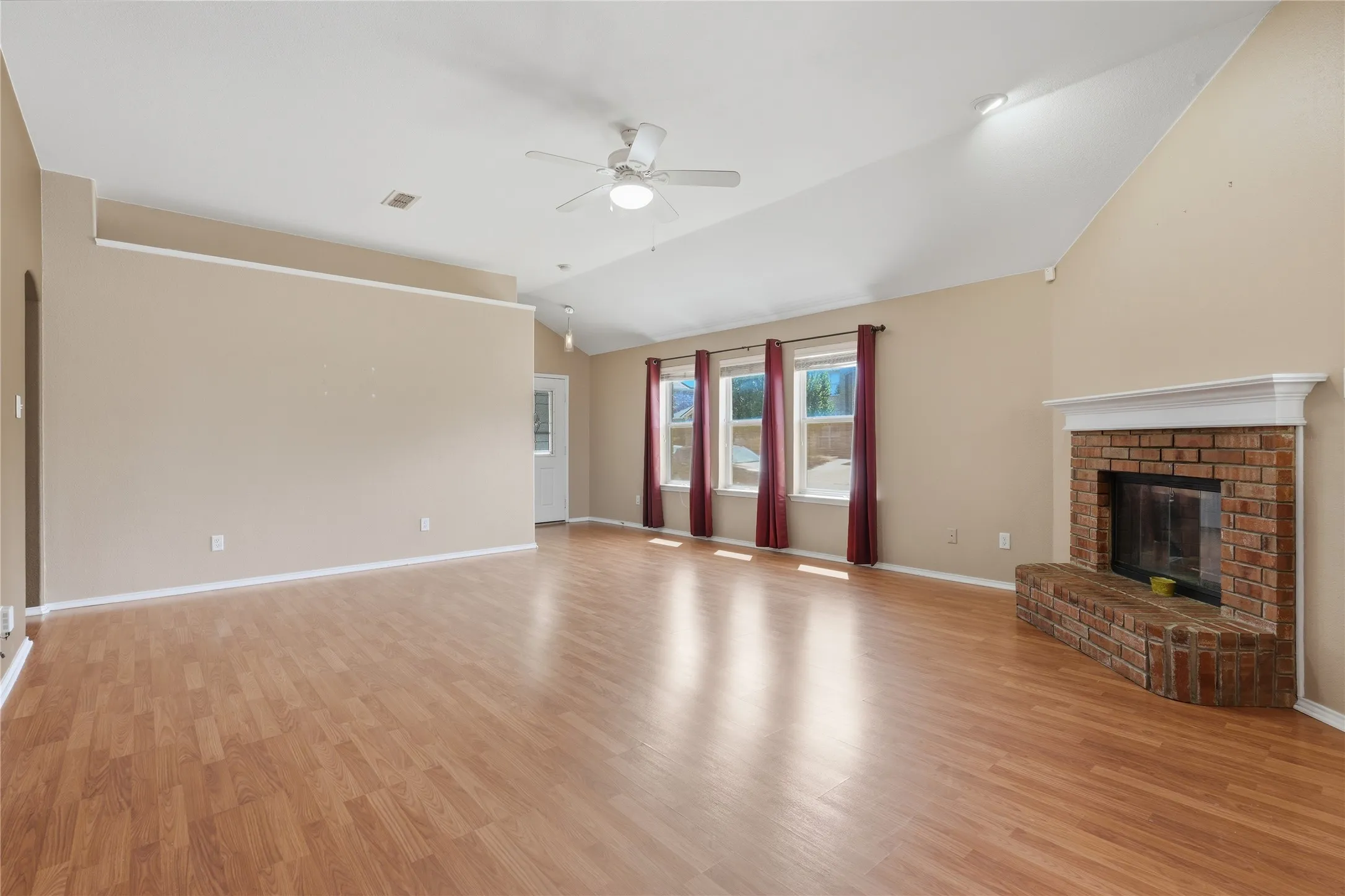 Single Family Residence For Sale in Tarrant County , 1104 Deedee Creek Drive, Euless, Texas 76040, 4 Bedroom, 2 Bathroom, 2 Garage spaces, 1,830 Sqft, built in 2003, mls#21367344, Real Estate Agent in Euless, Homes For Sale in Tarrant county, Homes For Sale in Euless, Realtor in Euless Texas, Real Estate Brokerage Independent Realty Texas, Luminita Cordes Realtor