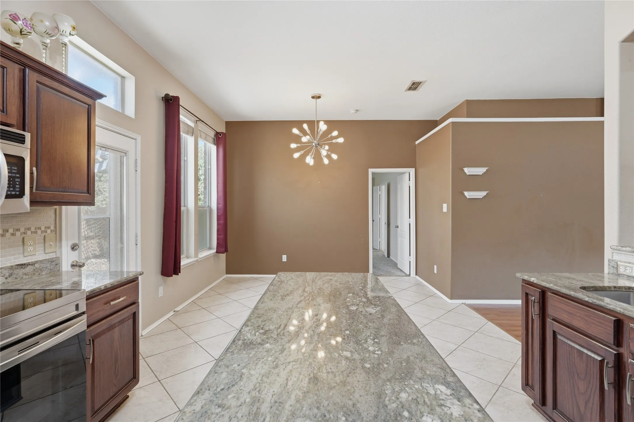 Single Family Residence For Sale in Tarrant County , 1104 Deedee Creek Drive, Euless, Texas 76040, 4 Bedroom, 2 Bathroom, 2 Garage spaces, 1,830 Sqft, built in 2003, mls#21367344, Real Estate Agent in Euless, Homes For Sale in Tarrant county, Homes For Sale in Euless, Realtor in Euless Texas, Real Estate Brokerage Independent Realty Texas, Luminita Cordes Realtor