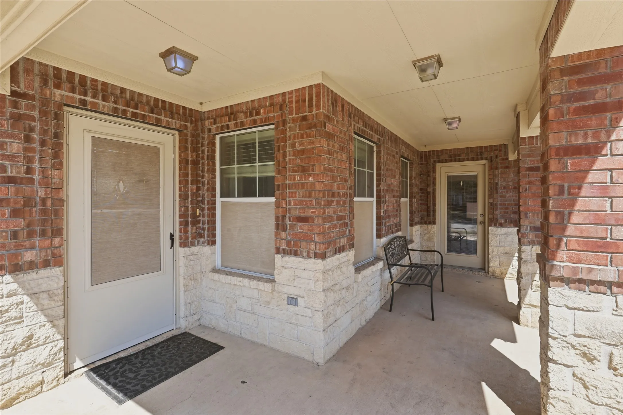 Single Family Residence For Sale in Tarrant County , 1104 Deedee Creek Drive, Euless, Texas 76040, 4 Bedroom, 2 Bathroom, 2 Garage spaces, 1,830 Sqft, built in 2003, mls#21367344, Real Estate Agent in Euless, Homes For Sale in Tarrant county, Homes For Sale in Euless, Realtor in Euless Texas, Real Estate Brokerage Independent Realty Texas, Luminita Cordes Realtor