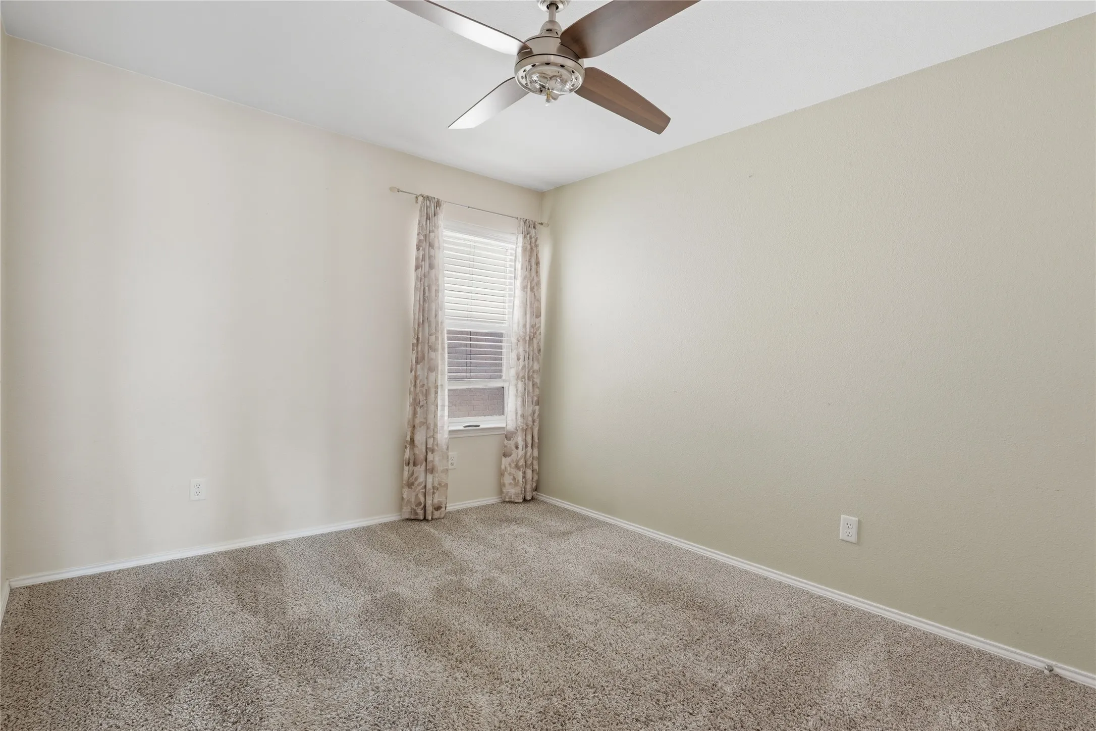 Single Family Residence For Sale in Tarrant County , 1104 Deedee Creek Drive, Euless, Texas 76040, 4 Bedroom, 2 Bathroom, 2 Garage spaces, 1,830 Sqft, built in 2003, mls#21367344, Real Estate Agent in Euless, Homes For Sale in Tarrant county, Homes For Sale in Euless, Realtor in Euless Texas, Real Estate Brokerage Independent Realty Texas, Luminita Cordes Realtor