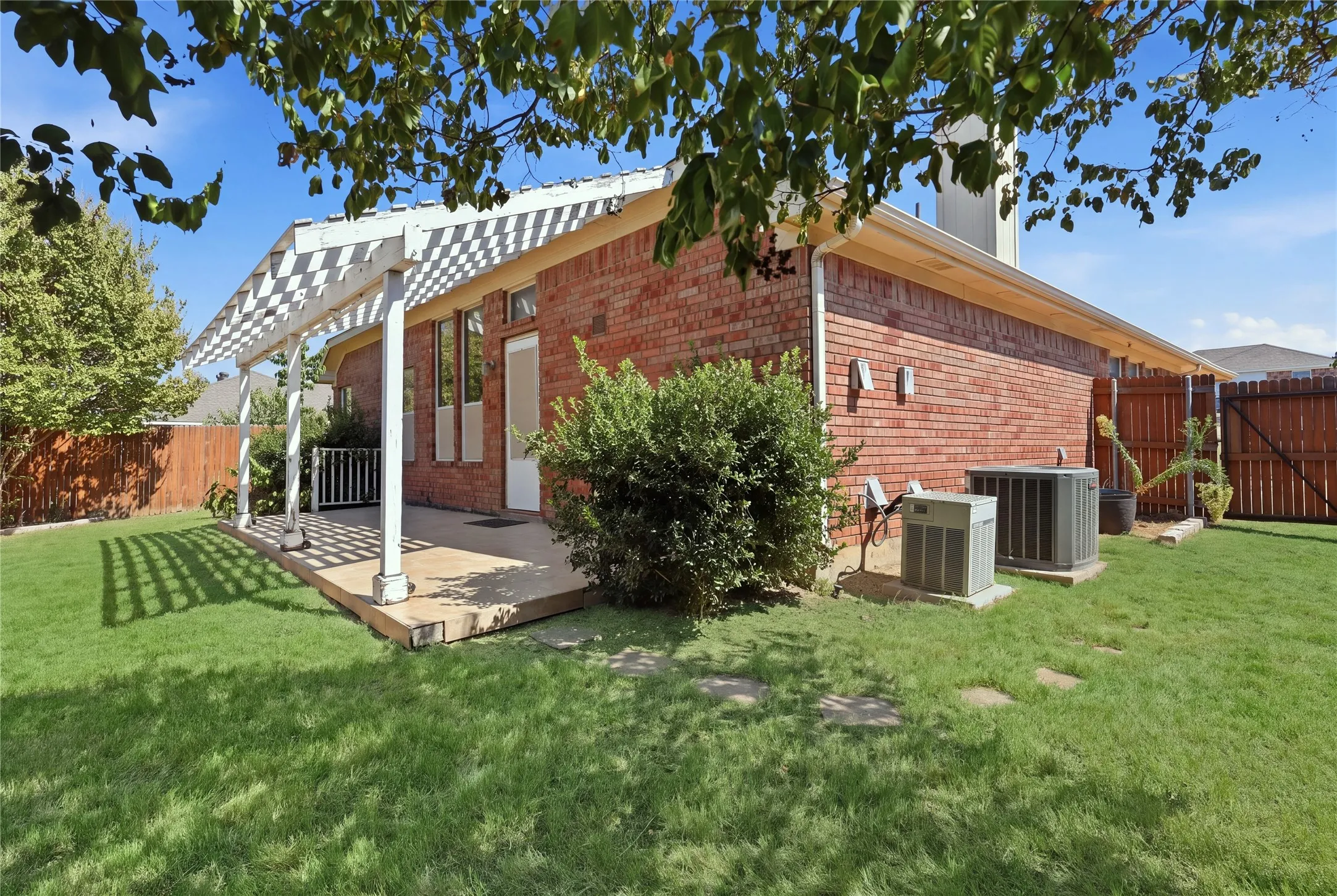 Single Family Residence For Sale in Tarrant County , 1104 Deedee Creek Drive, Euless, Texas 76040, 4 Bedroom, 2 Bathroom, 2 Garage spaces, 1,830 Sqft, built in 2003, mls#21367344, Real Estate Agent in Euless, Homes For Sale in Tarrant county, Homes For Sale in Euless, Realtor in Euless Texas, Real Estate Brokerage Independent Realty Texas, Luminita Cordes Realtor