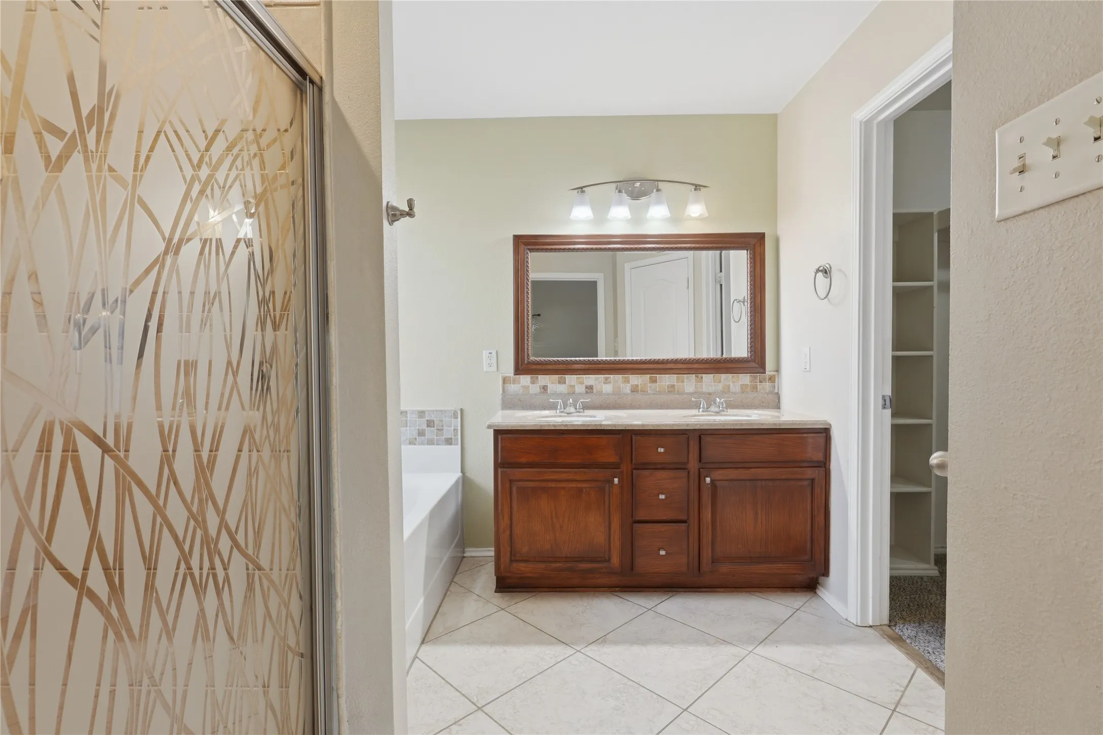 Single Family Residence For Sale in Tarrant County , 1104 Deedee Creek Drive, Euless, Texas 76040, 4 Bedroom, 2 Bathroom, 2 Garage spaces, 1,830 Sqft, built in 2003, mls#21367344, Real Estate Agent in Euless, Homes For Sale in Tarrant county, Homes For Sale in Euless, Realtor in Euless Texas, Real Estate Brokerage Independent Realty Texas, Luminita Cordes Realtor