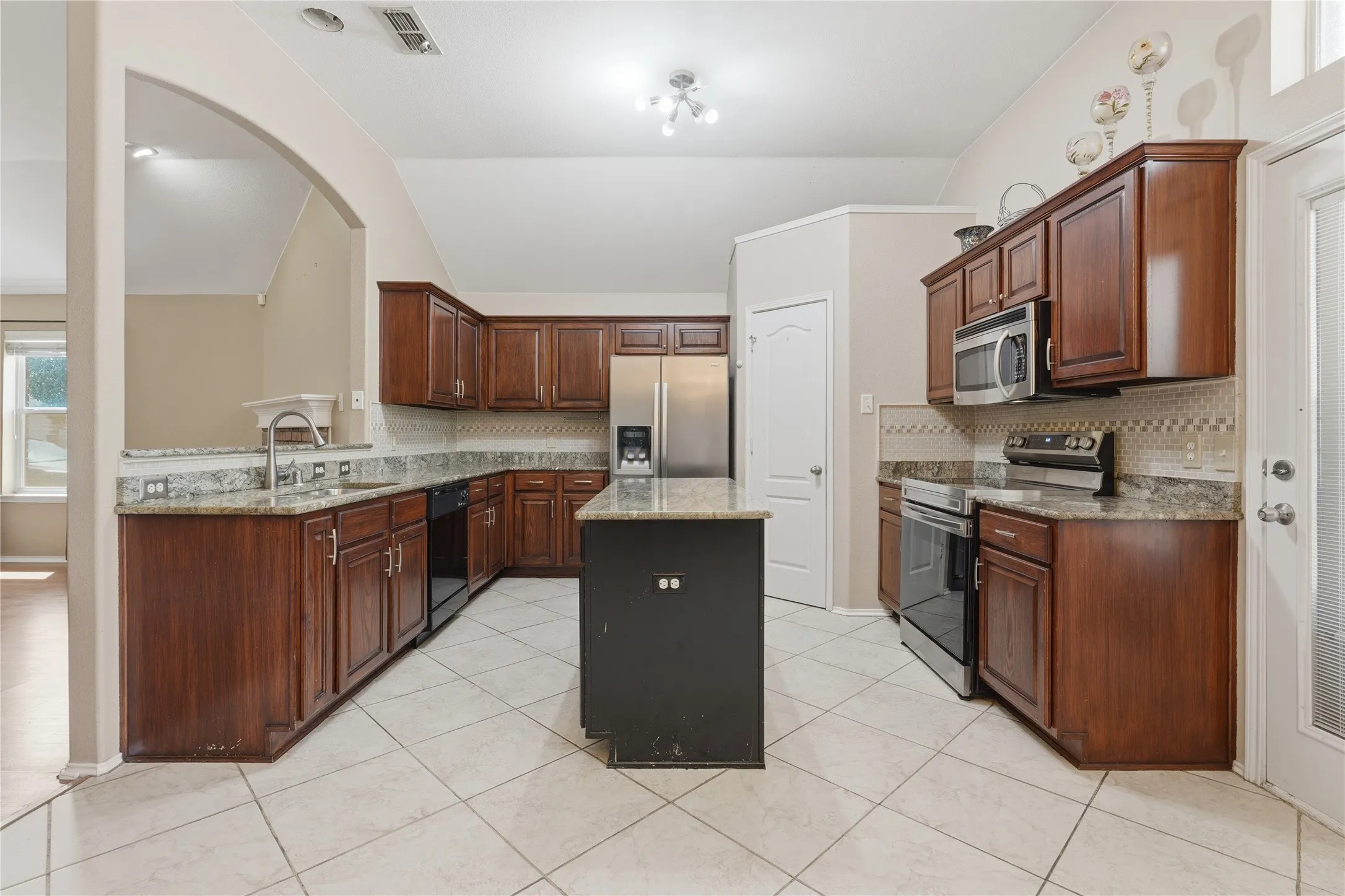 Single Family Residence For Sale in Tarrant County , 1104 Deedee Creek Drive, Euless, Texas 76040, 4 Bedroom, 2 Bathroom, 2 Garage spaces, 1,830 Sqft, built in 2003, mls#21367344, Real Estate Agent in Euless, Homes For Sale in Tarrant county, Homes For Sale in Euless, Realtor in Euless Texas, Real Estate Brokerage Independent Realty Texas, Luminita Cordes Realtor