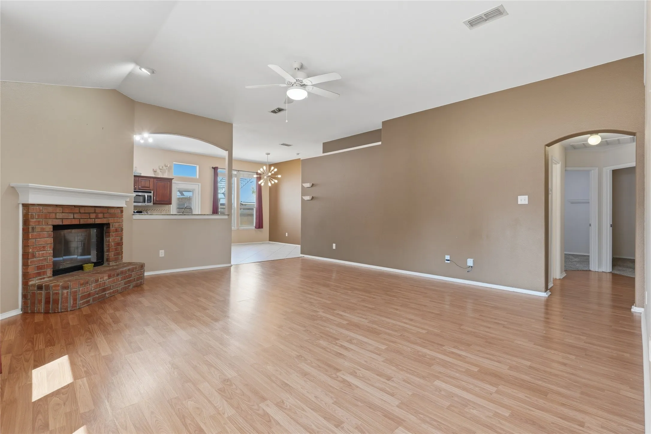 Single Family Residence For Sale in Tarrant County , 1104 Deedee Creek Drive, Euless, Texas 76040, 4 Bedroom, 2 Bathroom, 2 Garage spaces, 1,830 Sqft, built in 2003, mls#21367344, Real Estate Agent in Euless, Homes For Sale in Tarrant county, Homes For Sale in Euless, Realtor in Euless Texas, Real Estate Brokerage Independent Realty Texas, Luminita Cordes Realtor