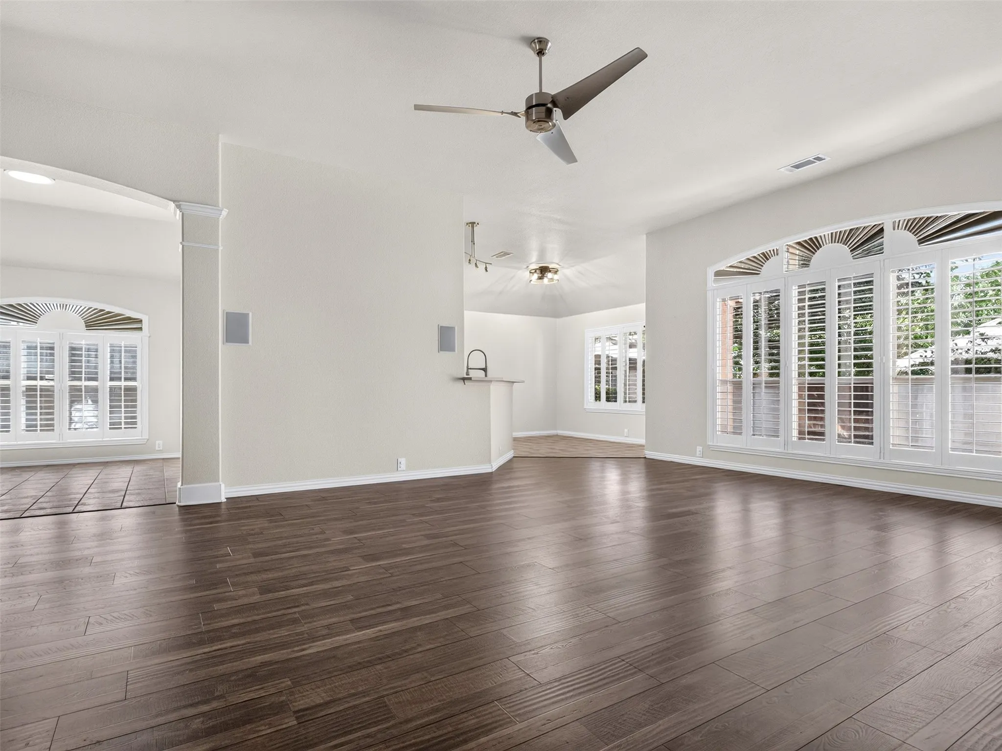 Single Family Residence For Sale in Denton County , 1049 Broken Spoke Drive, Little Elm, Texas 75068, 3 Bedroom, 2 Bathroom, 2 Garage spaces, 2,346 Sqft, built in 2001, mls#21367666, Real Estate Agent in Little Elm, Homes For Sale in Denton county, Homes For Sale in Little Elm, Realtor in Little Elm Texas, Real Estate Brokerage Independent Realty Texas, Luminita Cordes Realtor