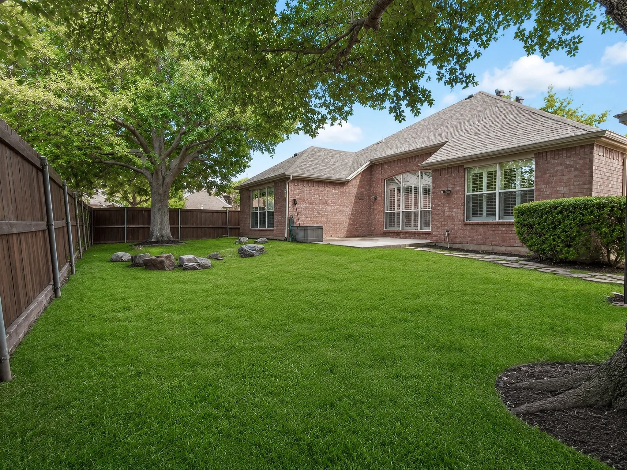 Single Family Residence For Sale in Denton County , 1049 Broken Spoke Drive, Little Elm, Texas 75068, 3 Bedroom, 2 Bathroom, 2 Garage spaces, 2,346 Sqft, built in 2001, mls#21367666, Real Estate Agent in Little Elm, Homes For Sale in Denton county, Homes For Sale in Little Elm, Realtor in Little Elm Texas, Real Estate Brokerage Independent Realty Texas, Luminita Cordes Realtor