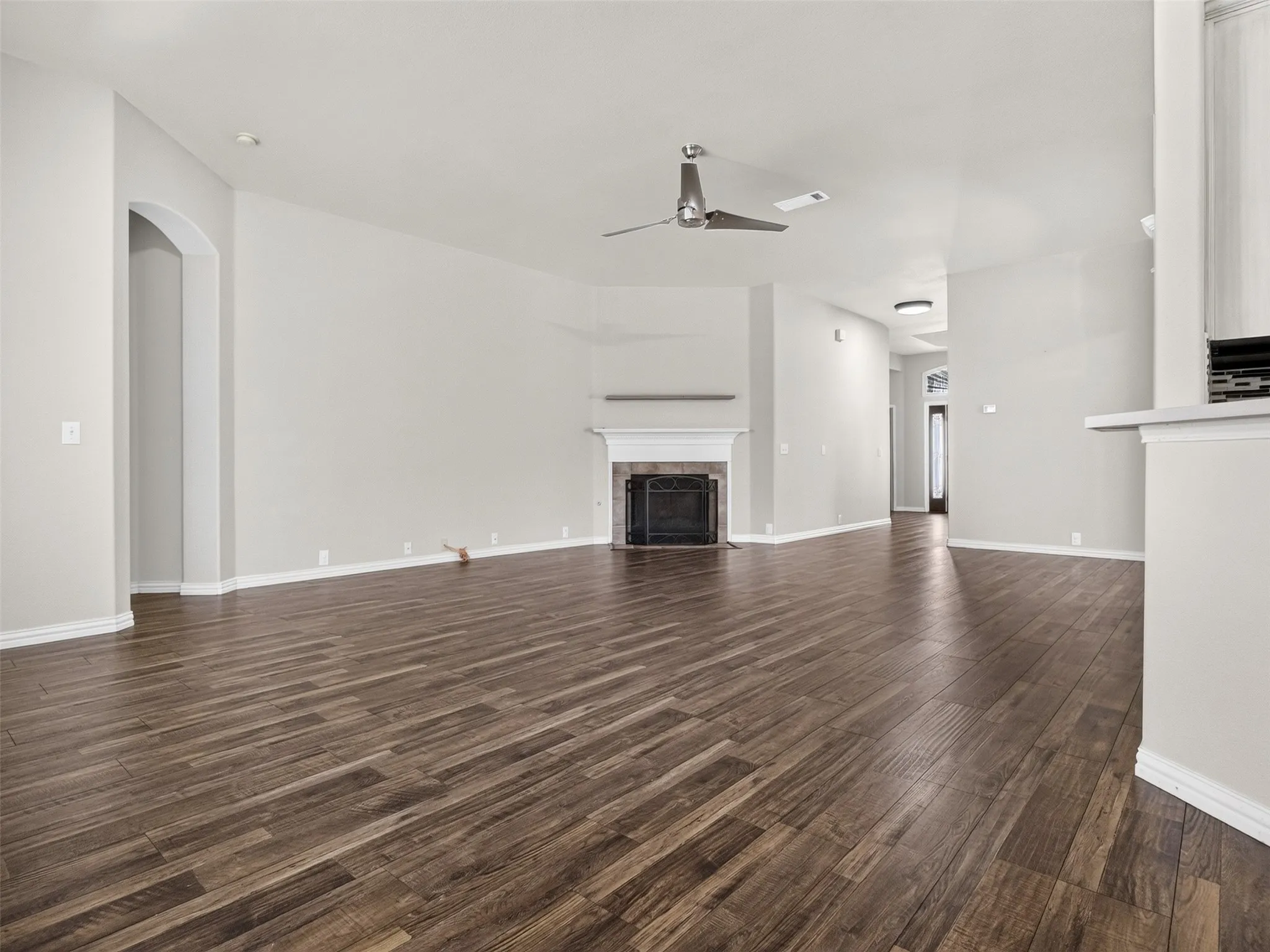 Single Family Residence For Sale in Denton County , 1049 Broken Spoke Drive, Little Elm, Texas 75068, 3 Bedroom, 2 Bathroom, 2 Garage spaces, 2,346 Sqft, built in 2001, mls#21367666, Real Estate Agent in Little Elm, Homes For Sale in Denton county, Homes For Sale in Little Elm, Realtor in Little Elm Texas, Real Estate Brokerage Independent Realty Texas, Luminita Cordes Realtor