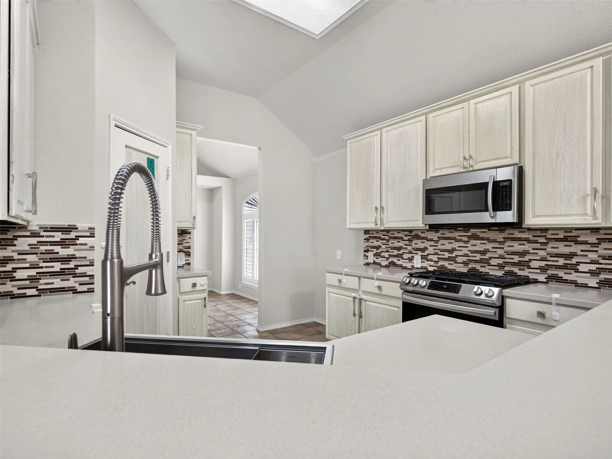Single Family Residence For Sale in Denton County , 1049 Broken Spoke Drive, Little Elm, Texas 75068, 3 Bedroom, 2 Bathroom, 2 Garage spaces, 2,346 Sqft, built in 2001, mls#21367666, Real Estate Agent in Little Elm, Homes For Sale in Denton county, Homes For Sale in Little Elm, Realtor in Little Elm Texas, Real Estate Brokerage Independent Realty Texas, Luminita Cordes Realtor