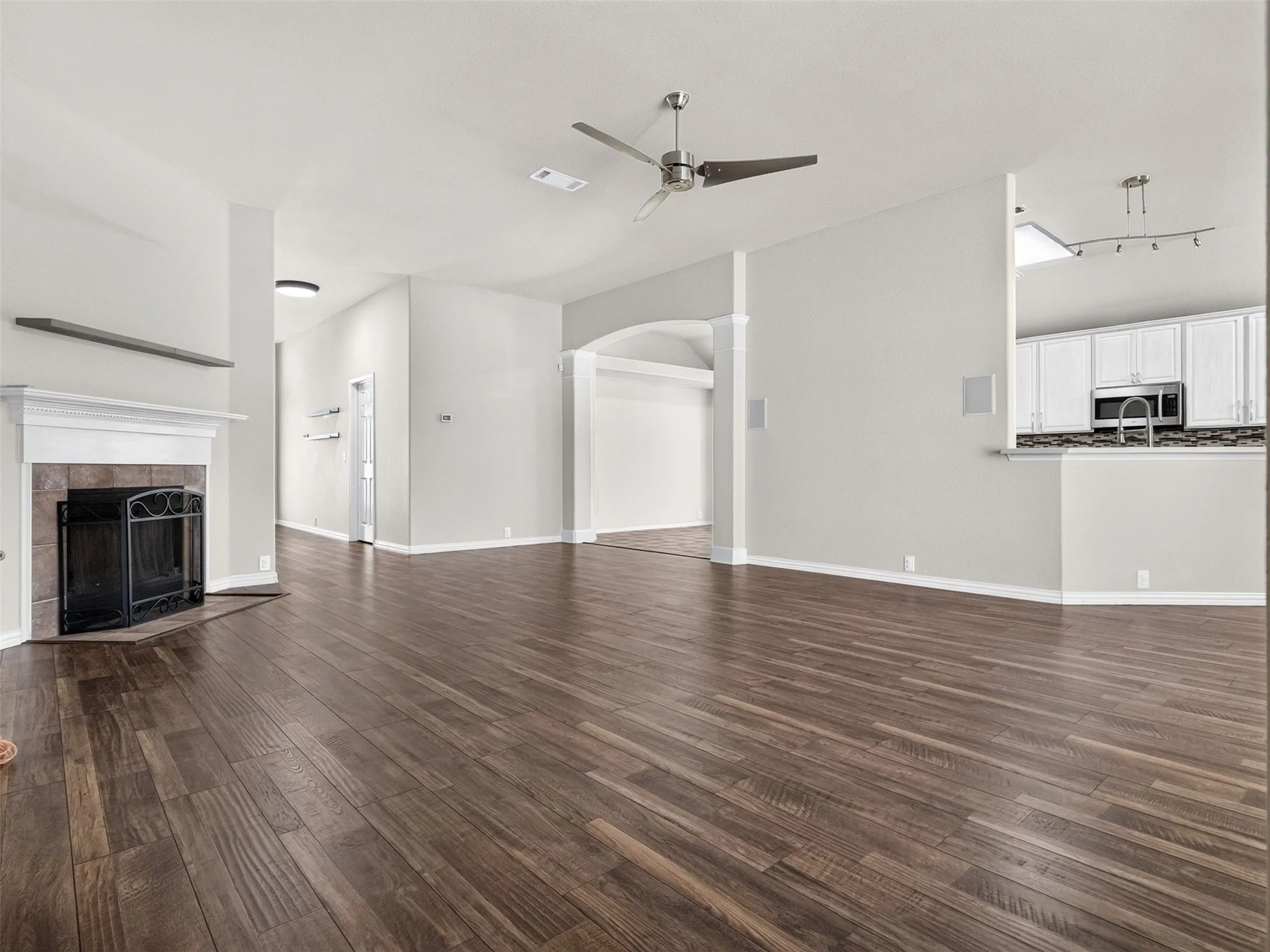 Single Family Residence For Sale in Denton County , 1049 Broken Spoke Drive, Little Elm, Texas 75068, 3 Bedroom, 2 Bathroom, 2 Garage spaces, 2,346 Sqft, built in 2001, mls#21367666, Real Estate Agent in Little Elm, Homes For Sale in Denton county, Homes For Sale in Little Elm, Realtor in Little Elm Texas, Real Estate Brokerage Independent Realty Texas, Luminita Cordes Realtor