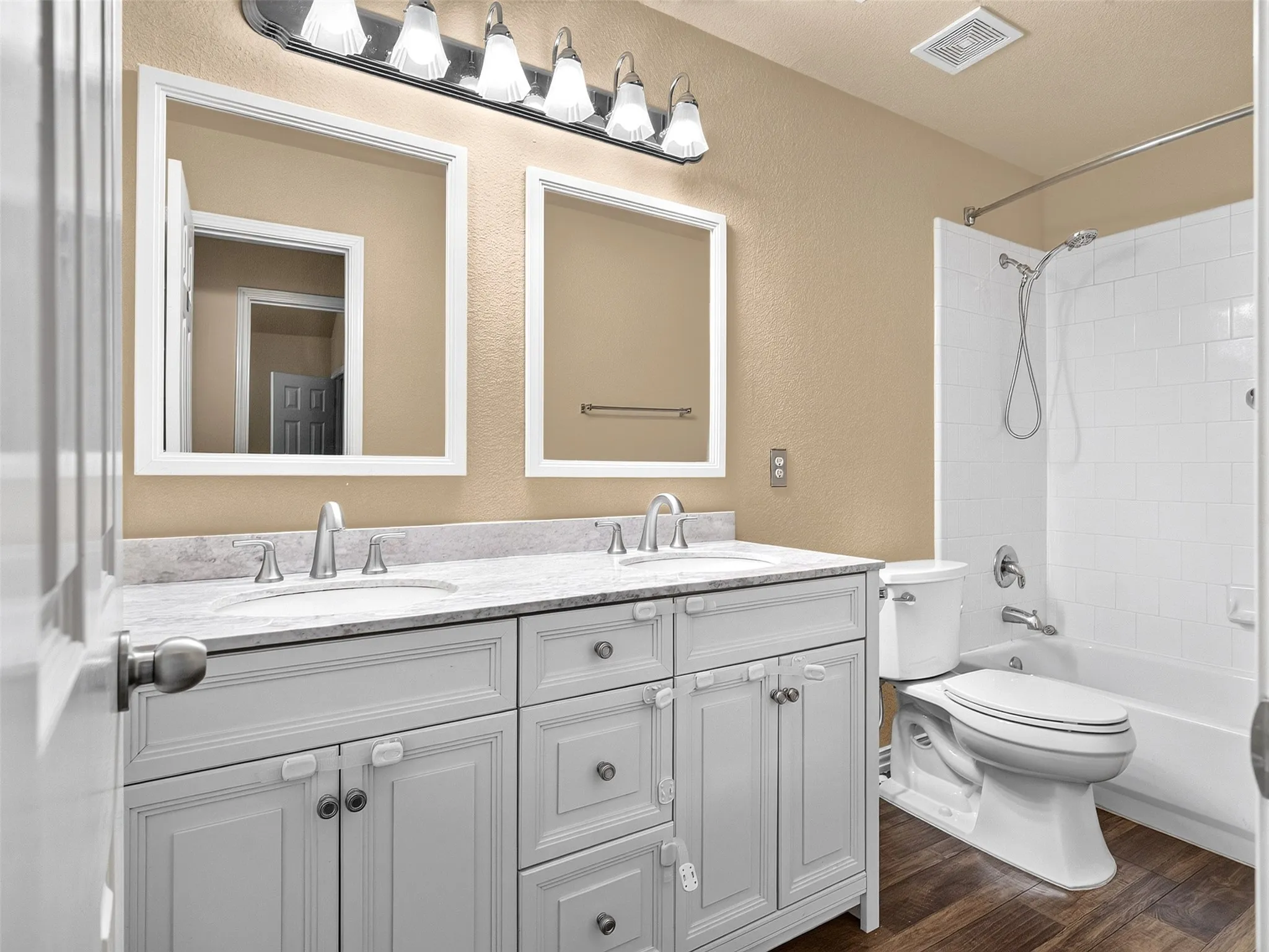 Single Family Residence For Sale in Denton County , 1049 Broken Spoke Drive, Little Elm, Texas 75068, 3 Bedroom, 2 Bathroom, 2 Garage spaces, 2,346 Sqft, built in 2001, mls#21367666, Real Estate Agent in Little Elm, Homes For Sale in Denton county, Homes For Sale in Little Elm, Realtor in Little Elm Texas, Real Estate Brokerage Independent Realty Texas, Luminita Cordes Realtor