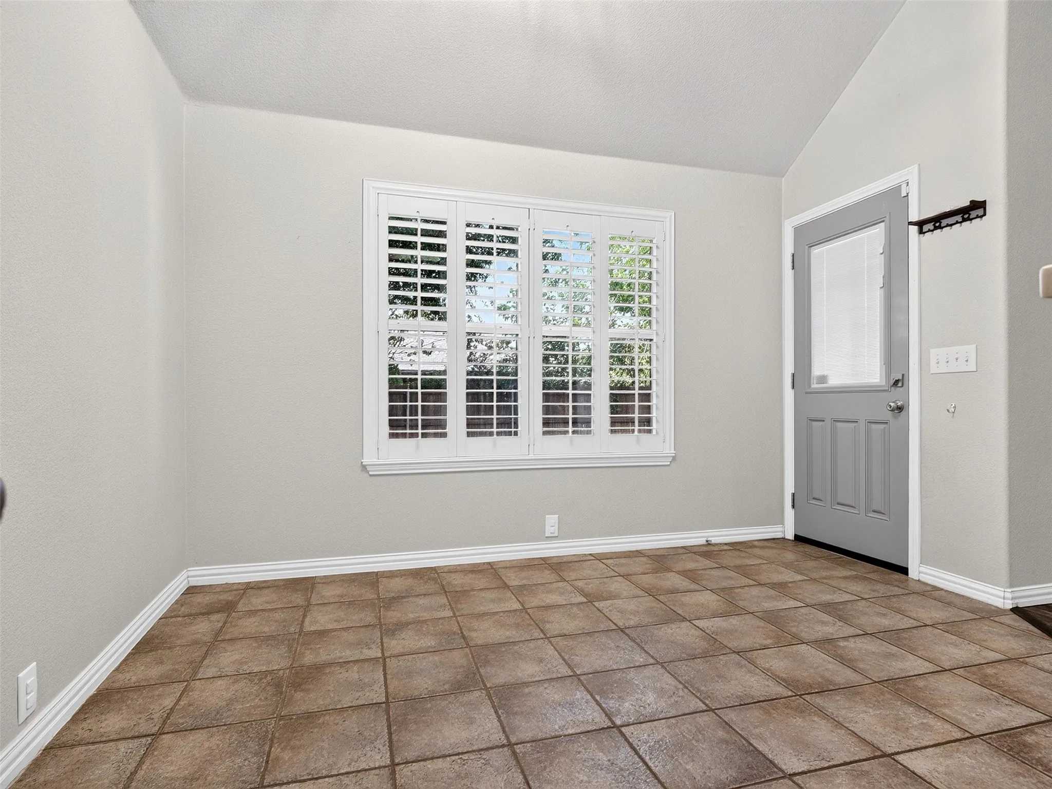 Single Family Residence For Sale in Denton County , 1049 Broken Spoke Drive, Little Elm, Texas 75068, 3 Bedroom, 2 Bathroom, 2 Garage spaces, 2,346 Sqft, built in 2001, mls#21367666, Real Estate Agent in Little Elm, Homes For Sale in Denton county, Homes For Sale in Little Elm, Realtor in Little Elm Texas, Real Estate Brokerage Independent Realty Texas, Luminita Cordes Realtor