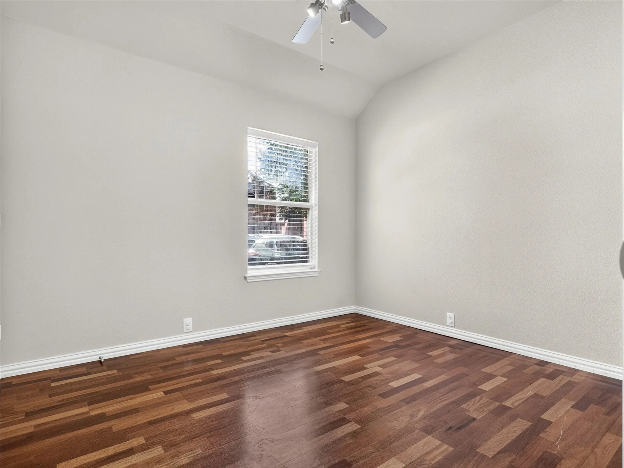 Single Family Residence For Sale in Denton County , 1049 Broken Spoke Drive, Little Elm, Texas 75068, 3 Bedroom, 2 Bathroom, 2 Garage spaces, 2,346 Sqft, built in 2001, mls#21367666, Real Estate Agent in Little Elm, Homes For Sale in Denton county, Homes For Sale in Little Elm, Realtor in Little Elm Texas, Real Estate Brokerage Independent Realty Texas, Luminita Cordes Realtor
