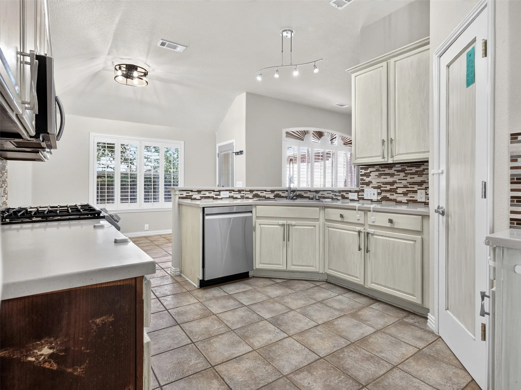 Single Family Residence For Sale in Denton County , 1049 Broken Spoke Drive, Little Elm, Texas 75068, 3 Bedroom, 2 Bathroom, 2 Garage spaces, 2,346 Sqft, built in 2001, mls#21367666, Real Estate Agent in Little Elm, Homes For Sale in Denton county, Homes For Sale in Little Elm, Realtor in Little Elm Texas, Real Estate Brokerage Independent Realty Texas, Luminita Cordes Realtor