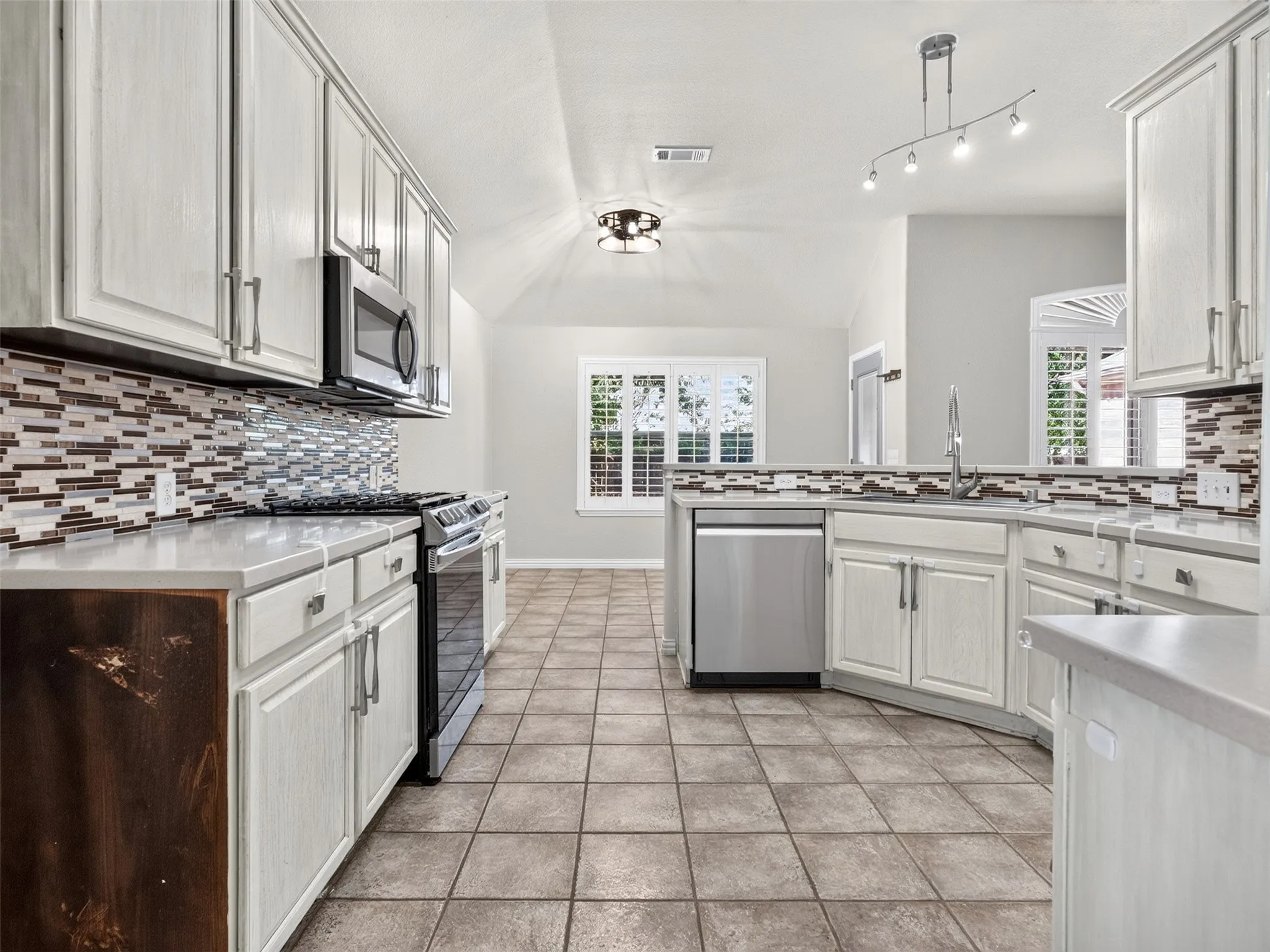 Single Family Residence For Sale in Denton County , 1049 Broken Spoke Drive, Little Elm, Texas 75068, 3 Bedroom, 2 Bathroom, 2 Garage spaces, 2,346 Sqft, built in 2001, mls#21367666, Real Estate Agent in Little Elm, Homes For Sale in Denton county, Homes For Sale in Little Elm, Realtor in Little Elm Texas, Real Estate Brokerage Independent Realty Texas, Luminita Cordes Realtor