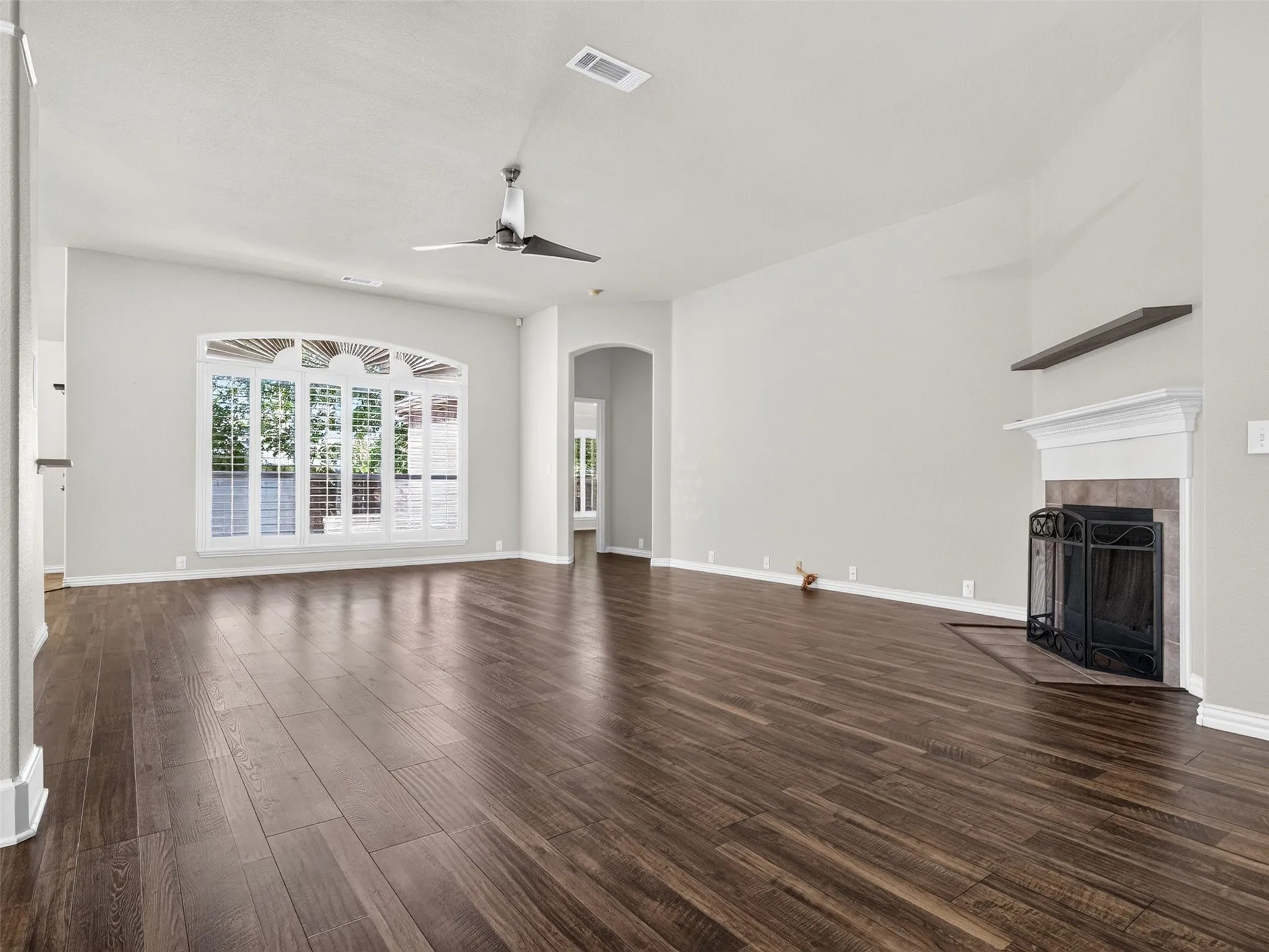 Single Family Residence For Sale in Denton County , 1049 Broken Spoke Drive, Little Elm, Texas 75068, 3 Bedroom, 2 Bathroom, 2 Garage spaces, 2,346 Sqft, built in 2001, mls#21367666, Real Estate Agent in Little Elm, Homes For Sale in Denton county, Homes For Sale in Little Elm, Realtor in Little Elm Texas, Real Estate Brokerage Independent Realty Texas, Luminita Cordes Realtor