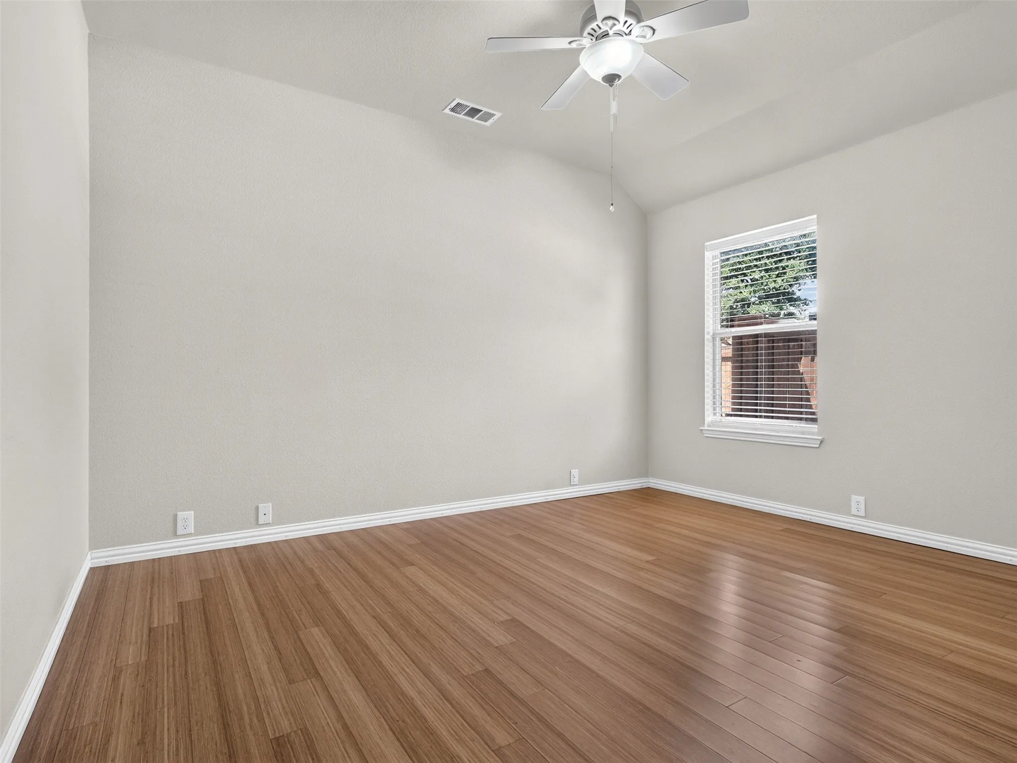Single Family Residence For Sale in Denton County , 1049 Broken Spoke Drive, Little Elm, Texas 75068, 3 Bedroom, 2 Bathroom, 2 Garage spaces, 2,346 Sqft, built in 2001, mls#21367666, Real Estate Agent in Little Elm, Homes For Sale in Denton county, Homes For Sale in Little Elm, Realtor in Little Elm Texas, Real Estate Brokerage Independent Realty Texas, Luminita Cordes Realtor