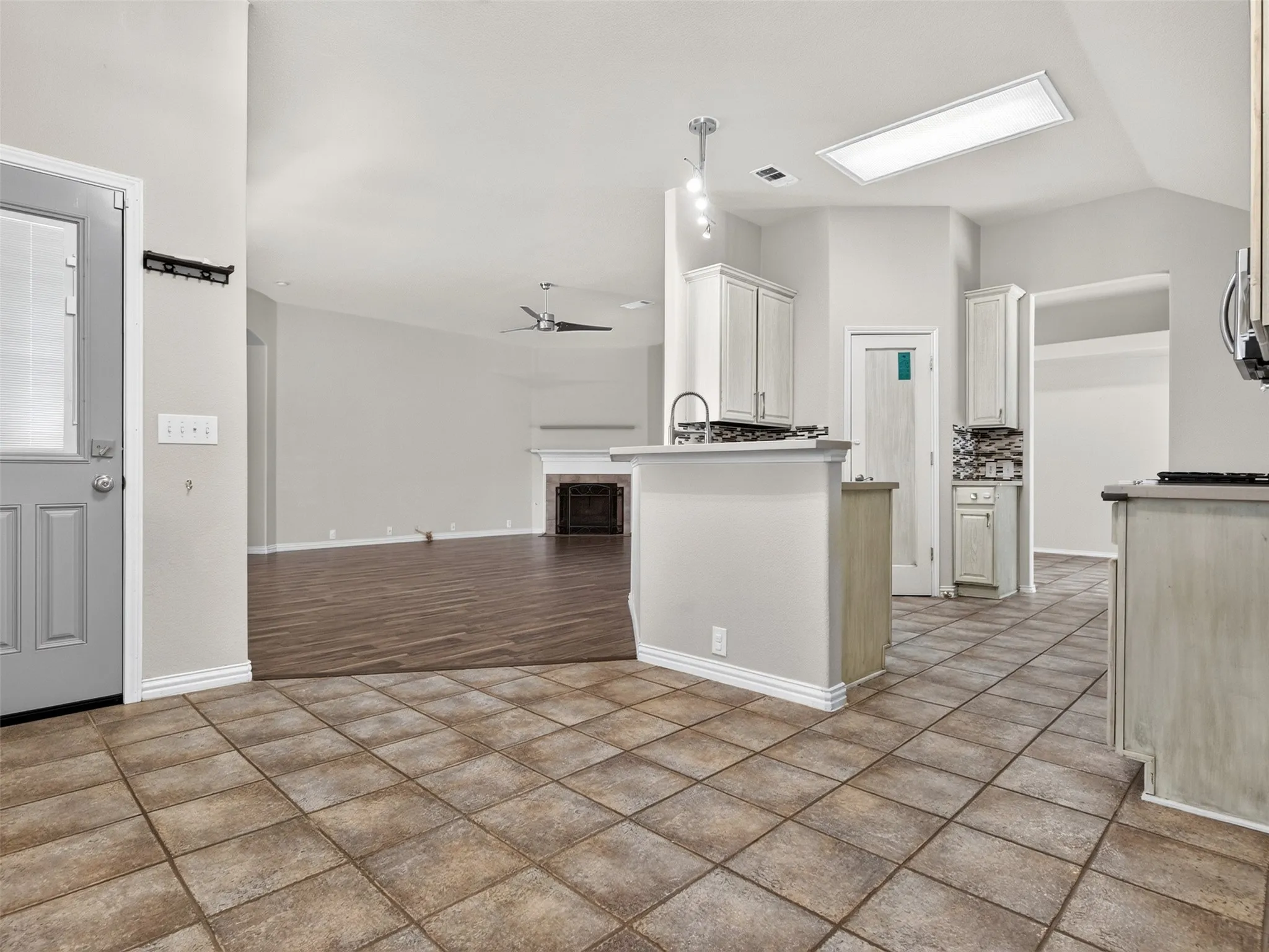 Single Family Residence For Sale in Denton County , 1049 Broken Spoke Drive, Little Elm, Texas 75068, 3 Bedroom, 2 Bathroom, 2 Garage spaces, 2,346 Sqft, built in 2001, mls#21367666, Real Estate Agent in Little Elm, Homes For Sale in Denton county, Homes For Sale in Little Elm, Realtor in Little Elm Texas, Real Estate Brokerage Independent Realty Texas, Luminita Cordes Realtor