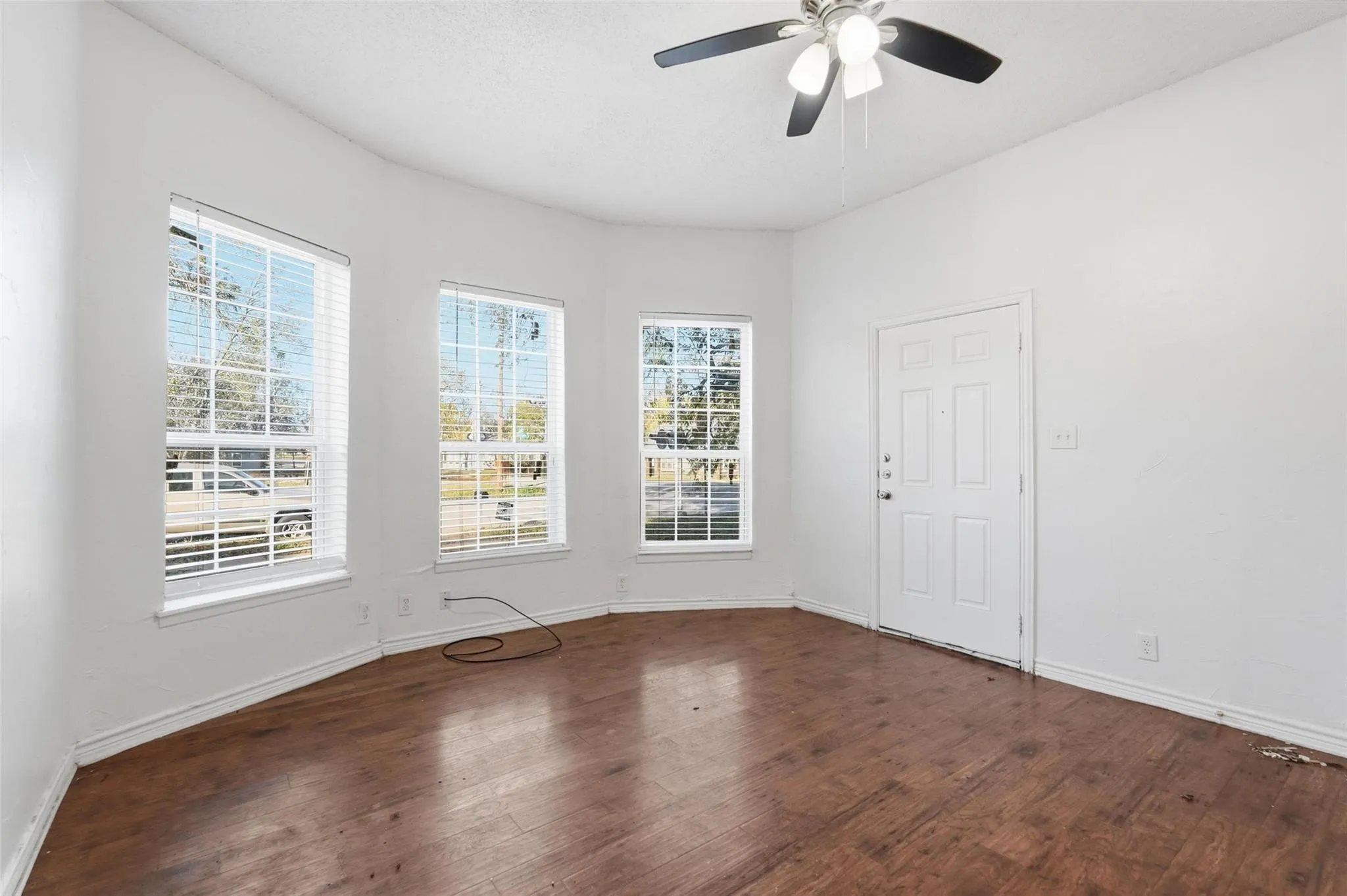 Single Family Residence For Sale in Grayson County , 900 W Morgan Street, Denison, Texas 75020, 2 Bedroom, 1 Bathroom, Garage spaces, 837 Sqft, built in 1920, mls#21365293, Real Estate Agent in Denison, Homes For Sale in Grayson county, Homes For Sale in Denison, Realtor in Denison Texas, Real Estate Brokerage Independent Realty Texas, Luminita Cordes Realtor