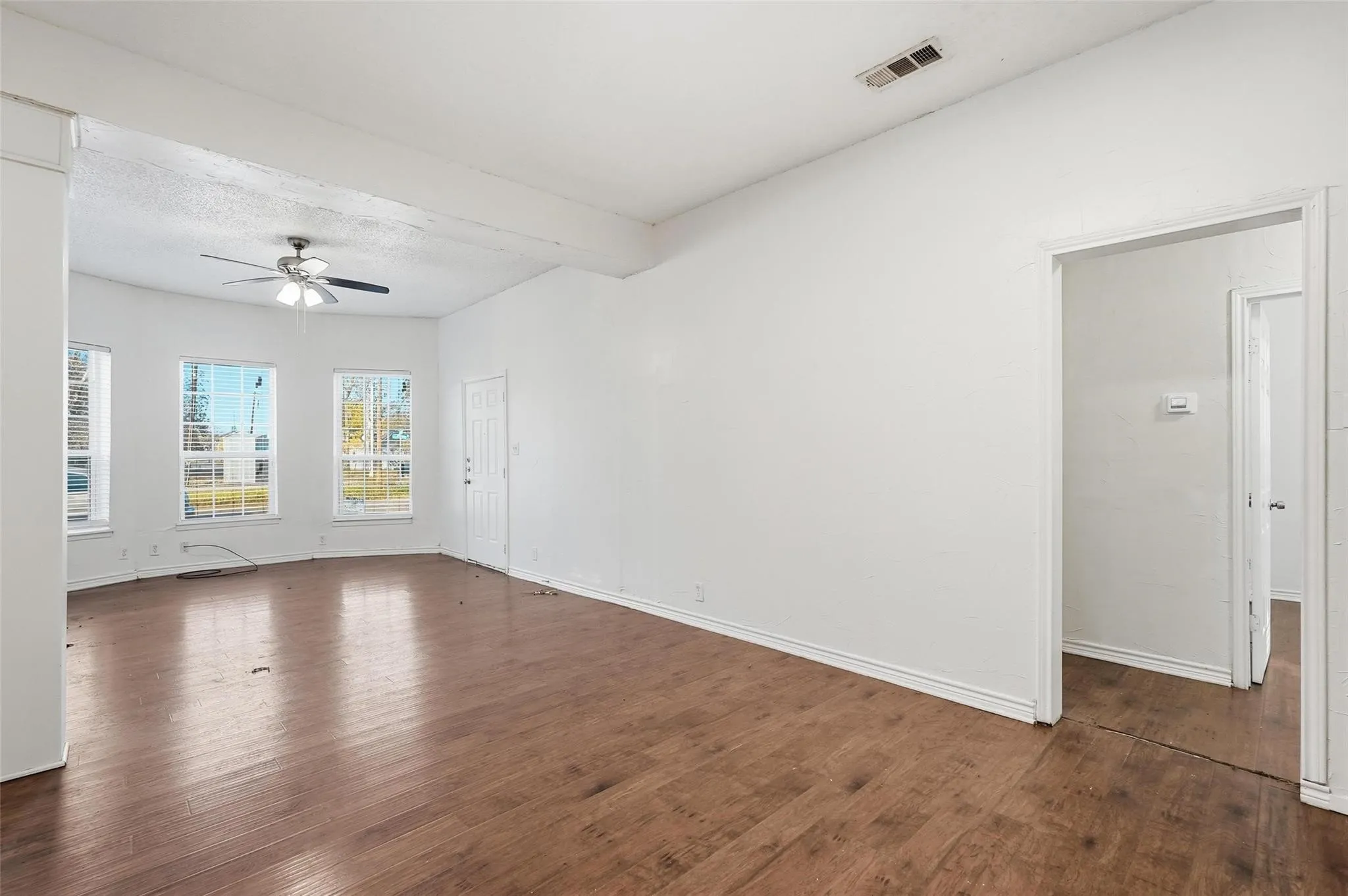 Single Family Residence For Sale in Grayson County , 900 W Morgan Street, Denison, Texas 75020, 2 Bedroom, 1 Bathroom, Garage spaces, 837 Sqft, built in 1920, mls#21365293, Real Estate Agent in Denison, Homes For Sale in Grayson county, Homes For Sale in Denison, Realtor in Denison Texas, Real Estate Brokerage Independent Realty Texas, Luminita Cordes Realtor